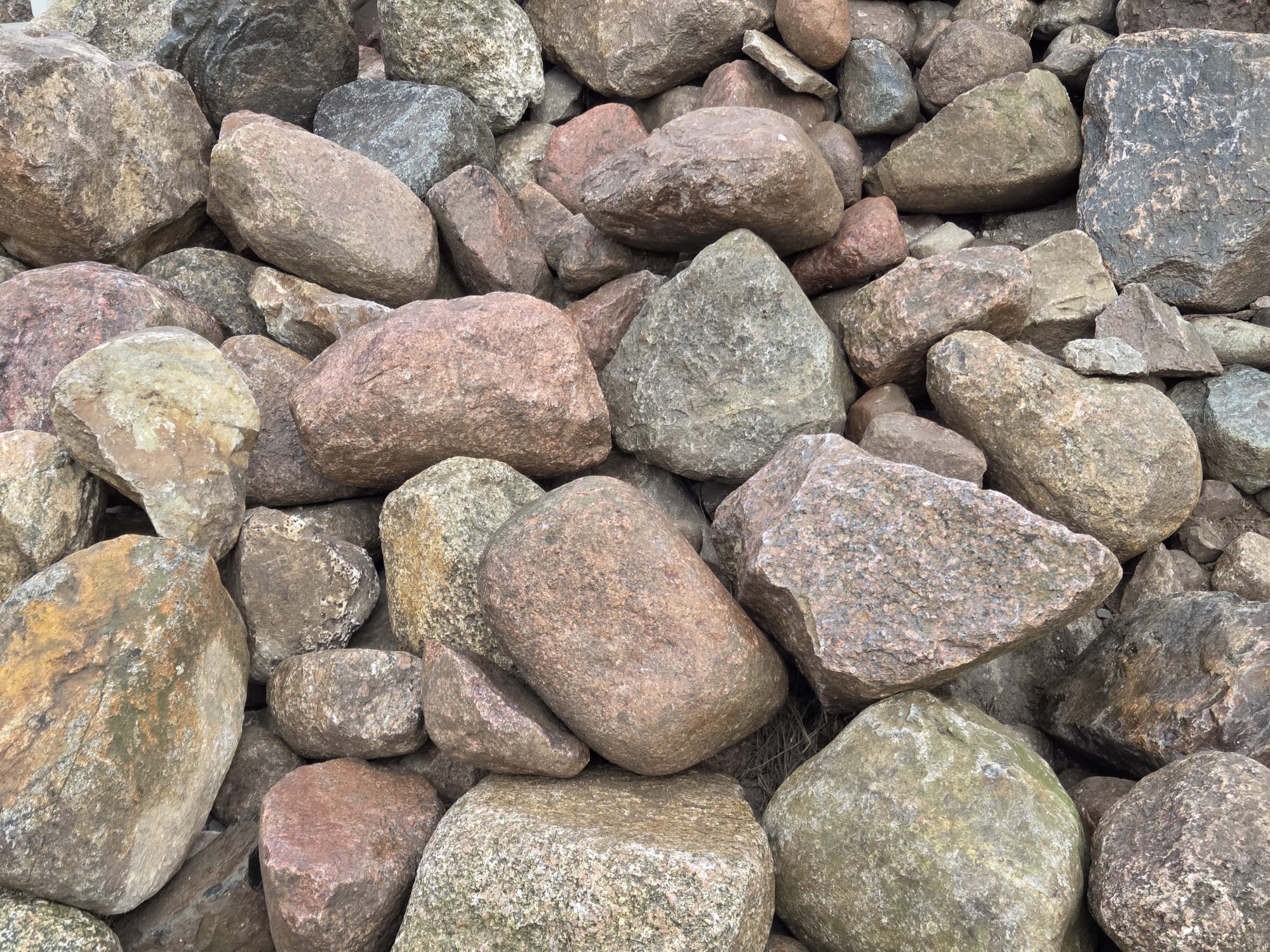 Lesesteine Granit ca. 20-50 cm bunt meist natürlich gerundet Lesesteine Granit ca. 20-50 cm bunt meist natürlich gerundet