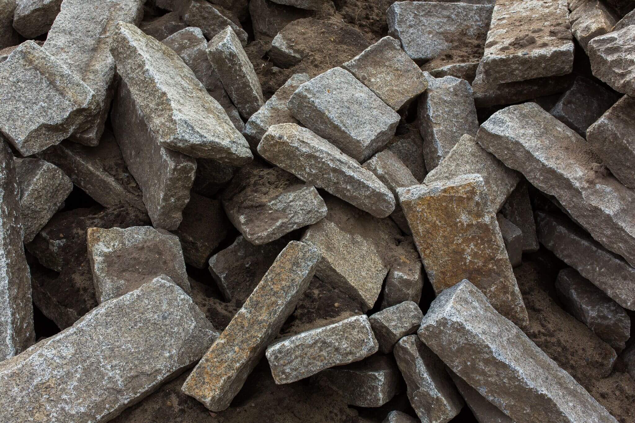 Gebrauchter Granit Bordstein gespalten Detail 8