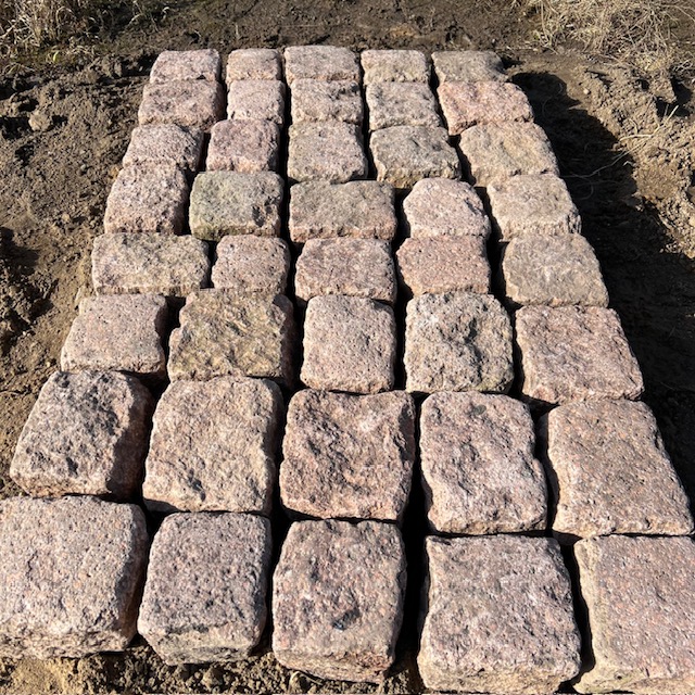 Gebrauchtes Porphyr Großpflaster rötlich unregelmäßig