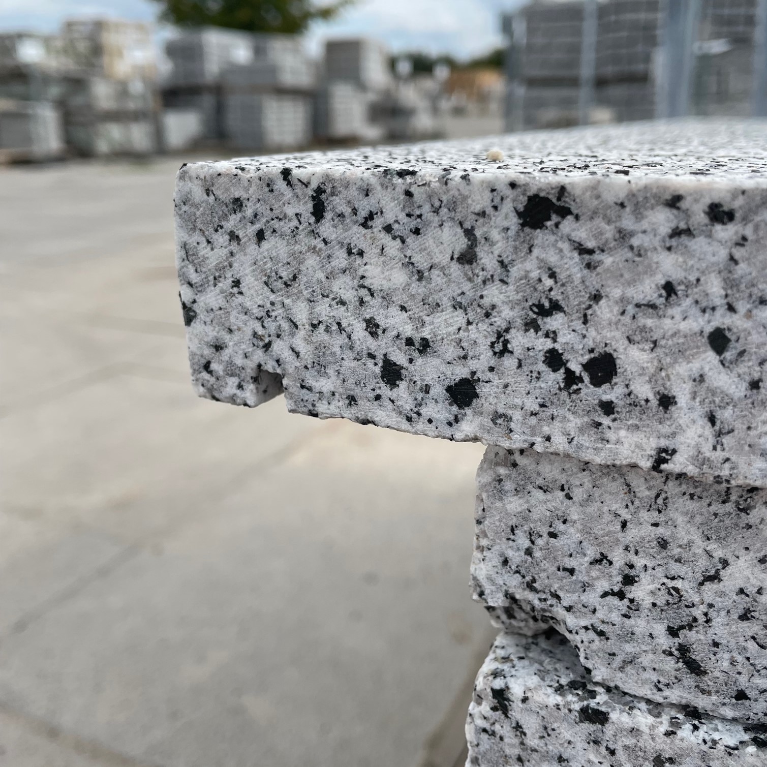 Granit Mauerabdeckung 100x28x4 cm hellgrau Detail 4