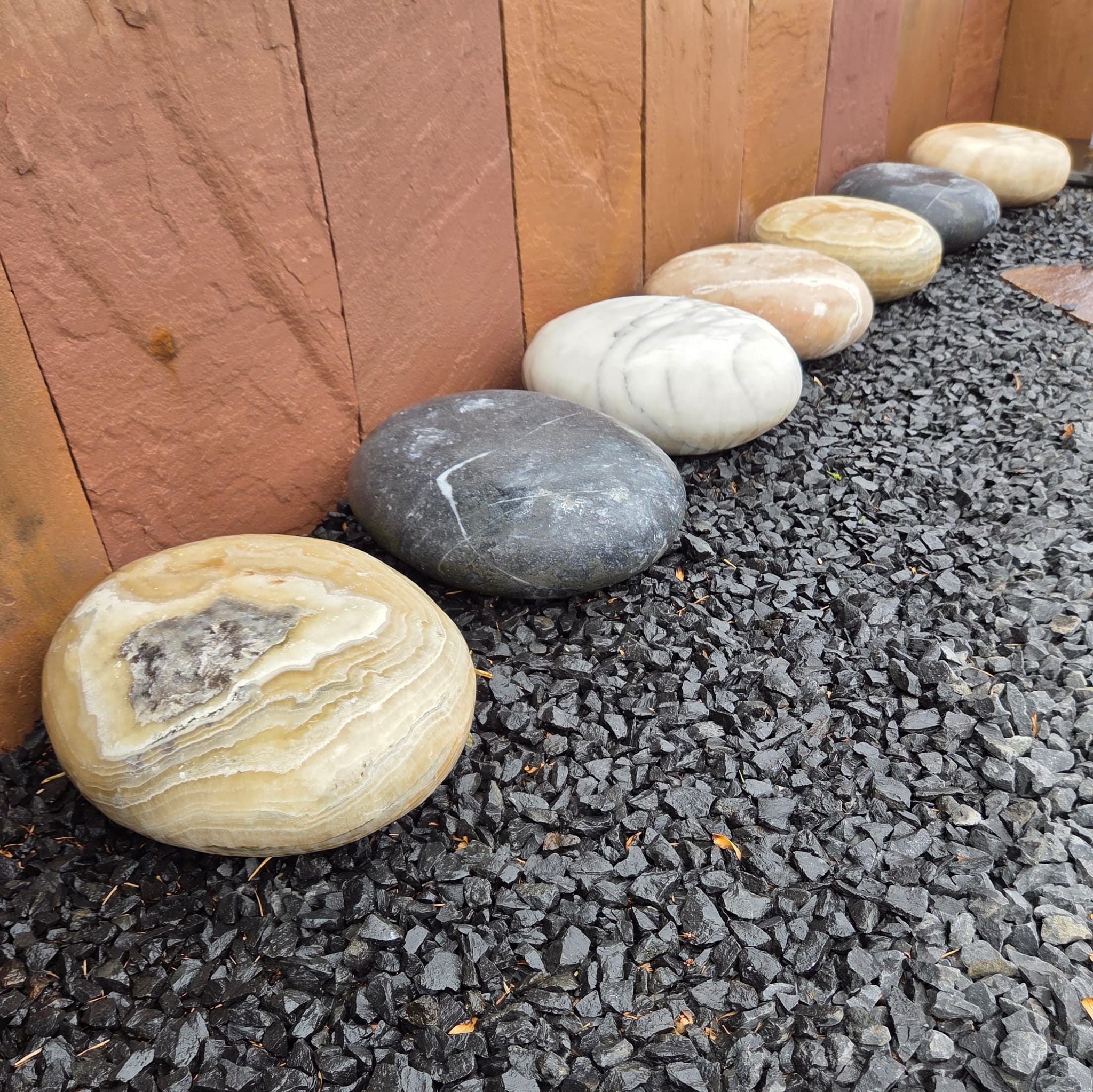 Zierfindling Flatstone bunt Einzelstücke zwischen 60 und 80 kg