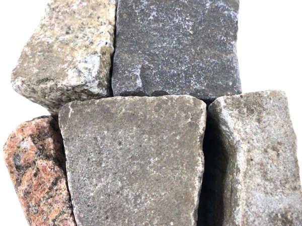 Gebrauchtes Kalkstein Mosaikpflaster 3-5 cm unregelmäßig grau-bunt Detail 1