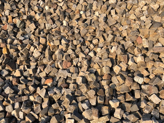 Gebrauchtes Kalkstein Mosaikpflaster 3-5 cm unregelmäßig grau-bunt Detail 2