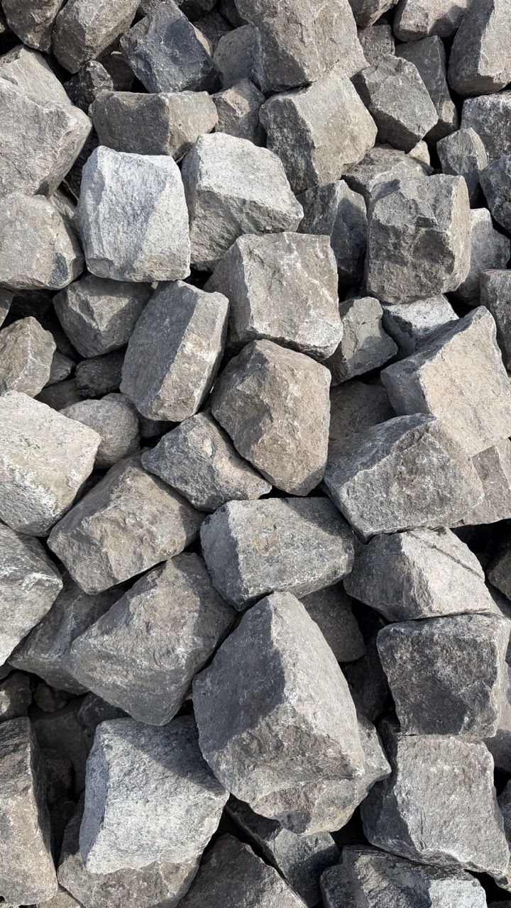 Gebrauchtes Porphyr Kleinpflaster 8-11 cm unregelmäßig dunkel