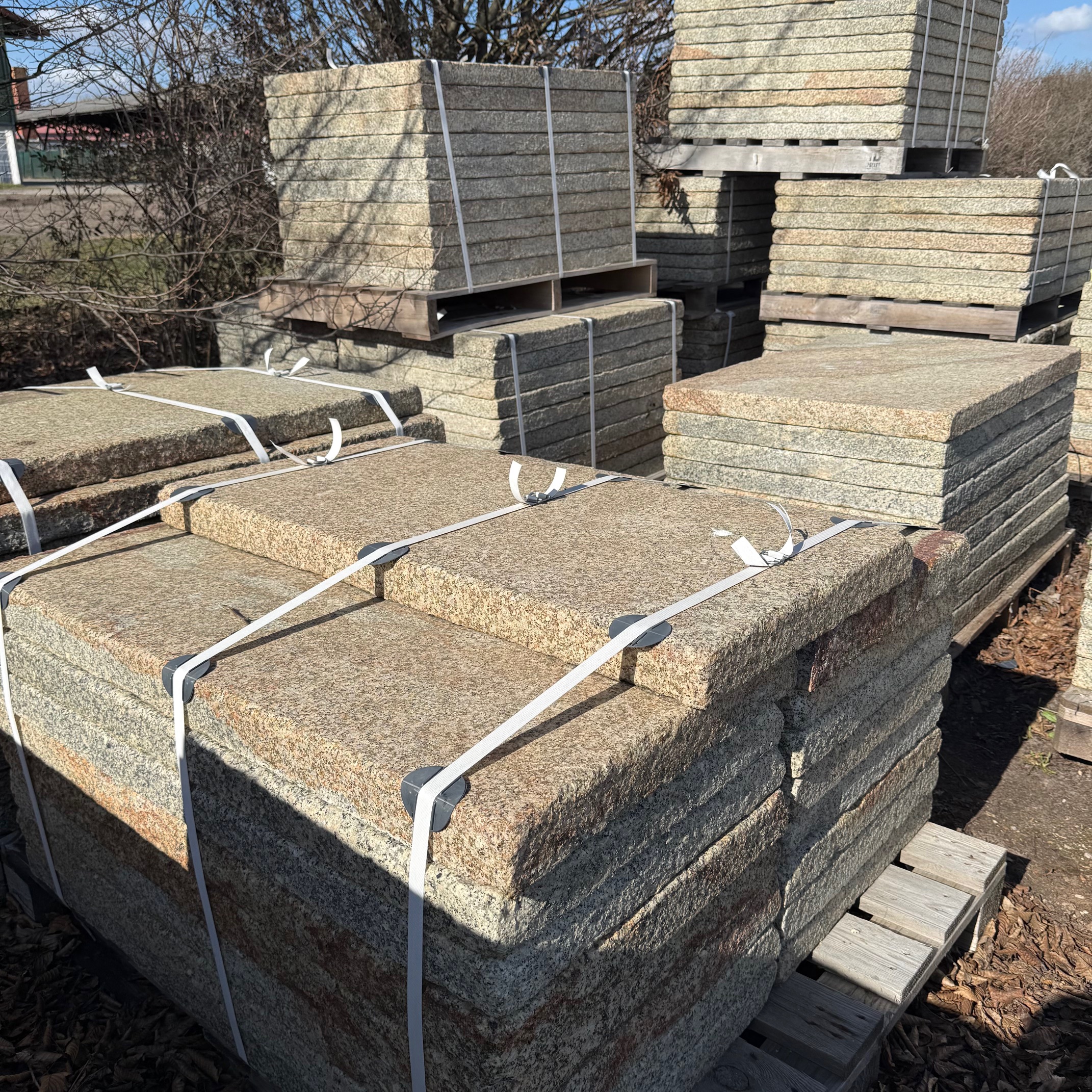 Neue Granit Krustenplatten gelblich-grau 100×30/50/70/100×6 cm