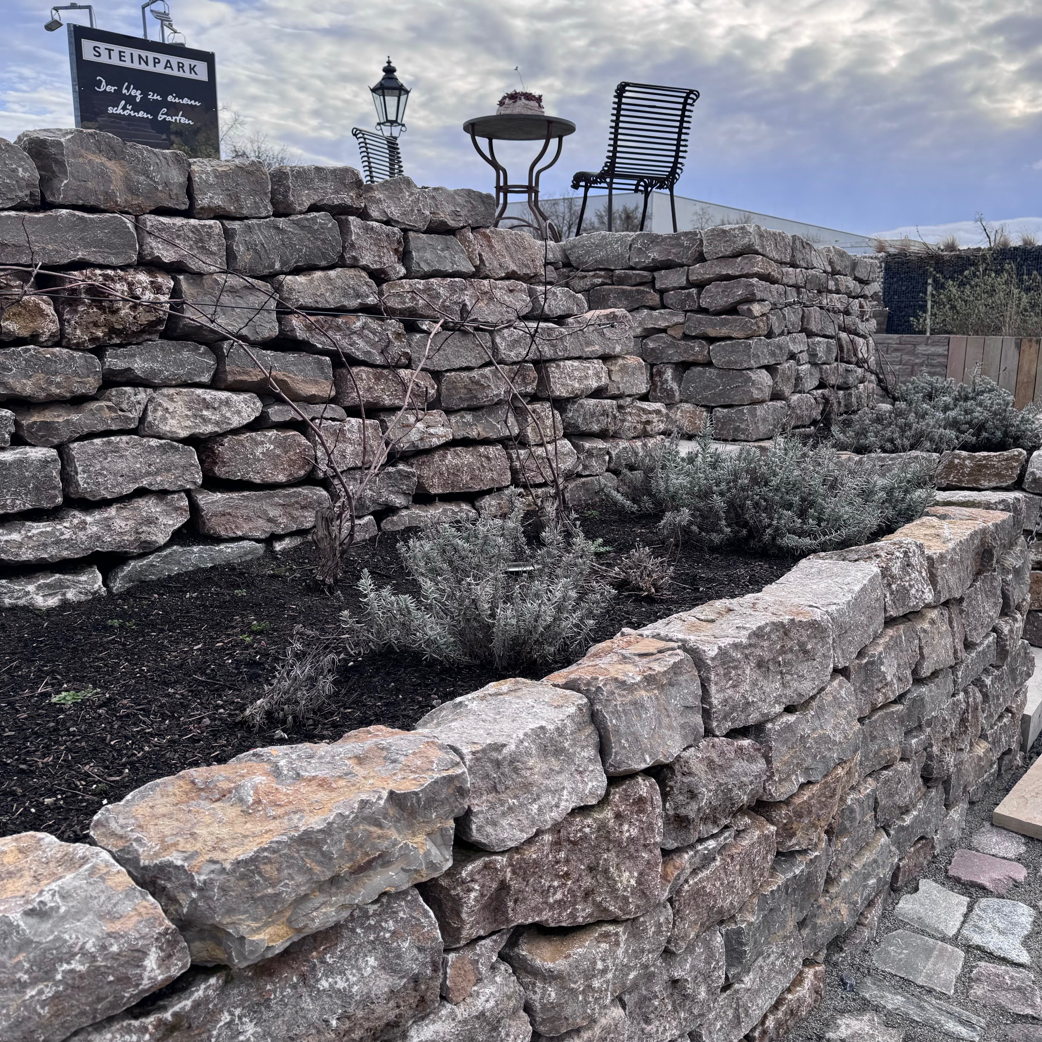 Muschelkalk Mauerwerk 8-14x15-25x15-50 cm grau-braun-bunt palettiert Detail 5