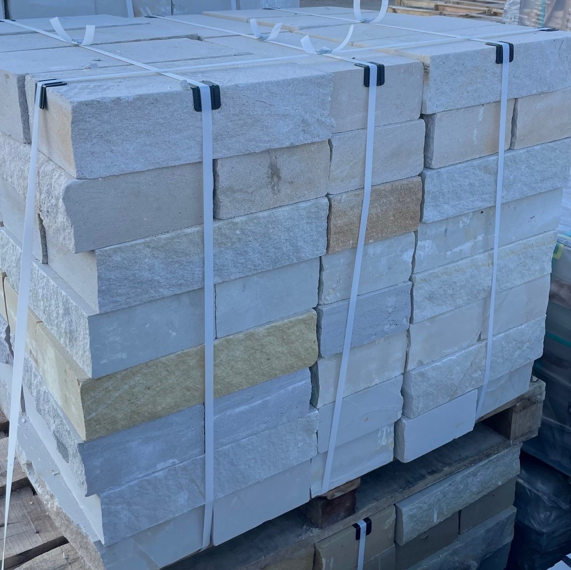 Sand Mauerstein 10x20x40 cm gesägt gelblich-grau Detail 2