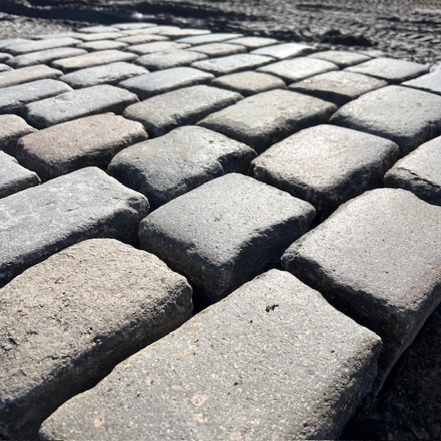 Gebrauchtes Porphyr Großpflaster braun-rötlich-anthrazit-bunt