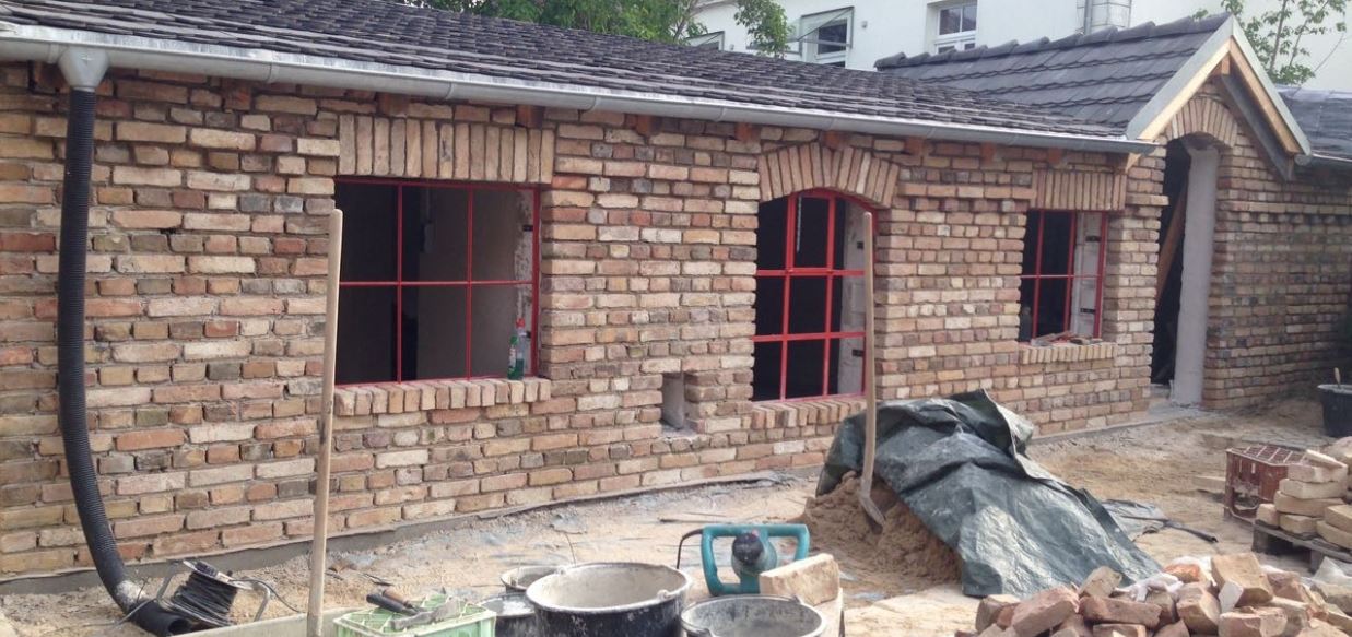 Gebrauchte Ziegelsteine im Reichsformat bunt Detail 3