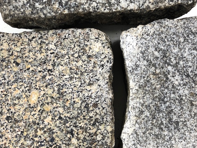 Edel Granit Pflasterplatte 12-13 cm grau regelmäßig Detail 3