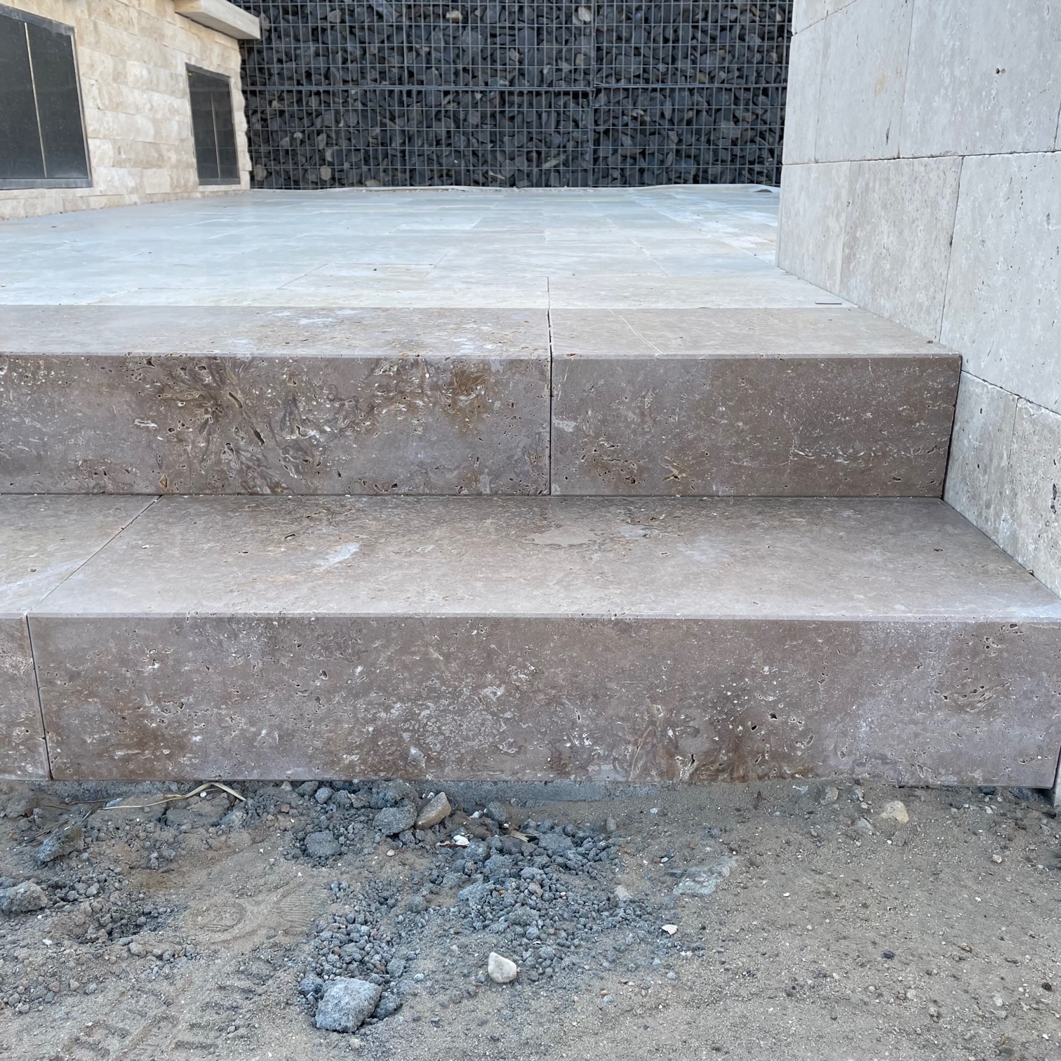 Travertin Blockstufe Mokka 15x35x100 cm hellbraun Detail 3