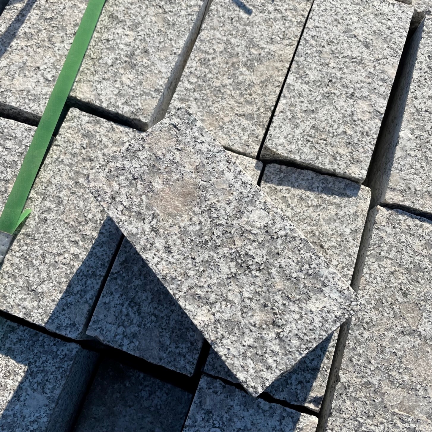 Granit Edelkleinpflaster 20x10x8 cm hellgrau Detail 4