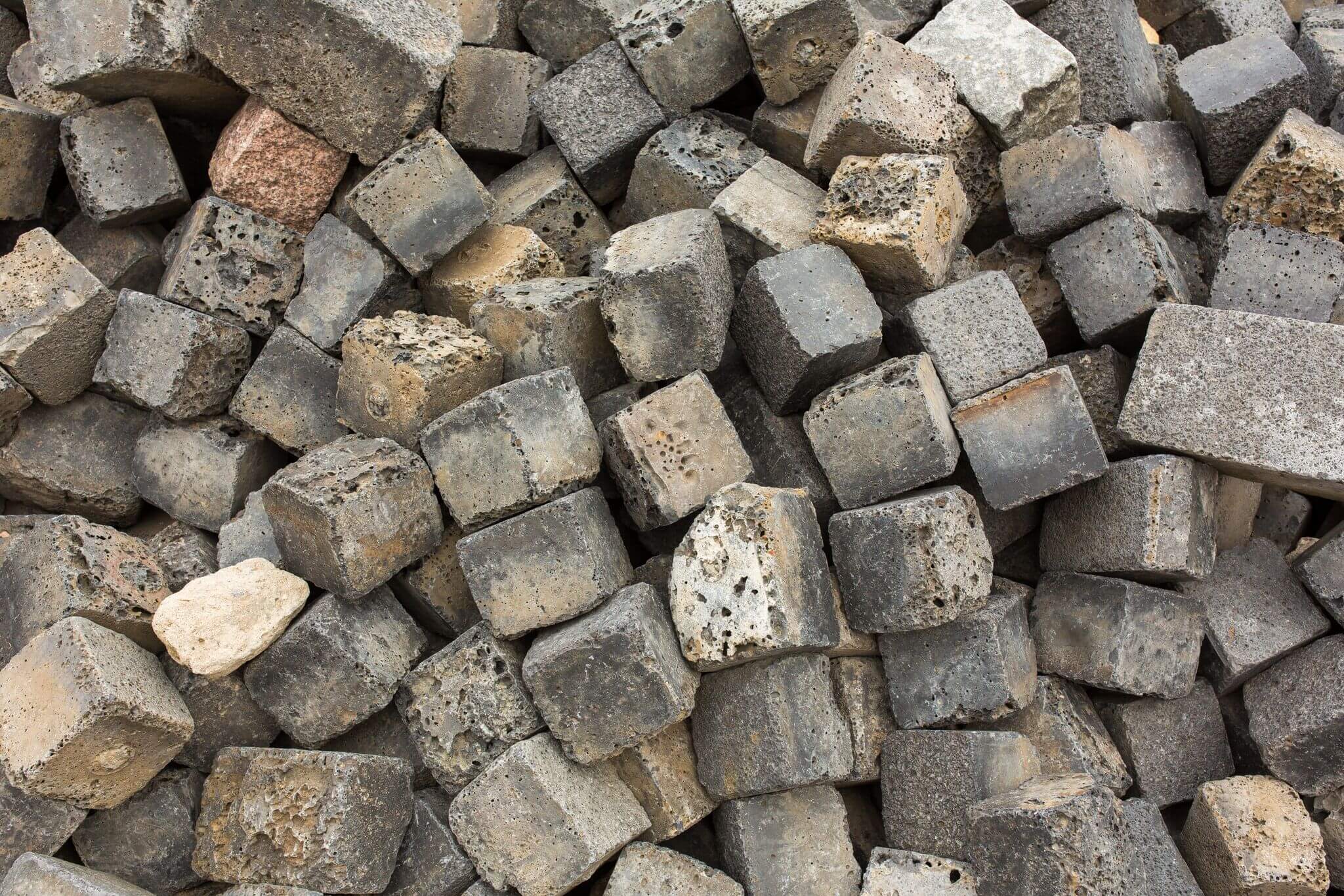 Gebrauchte Kupferschlacke 16x16 cm Reihenpflaster Detail 6