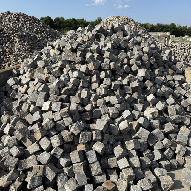 Gebrauchtes Granit Kleinpflaster 8-11 cm überwiegend grau