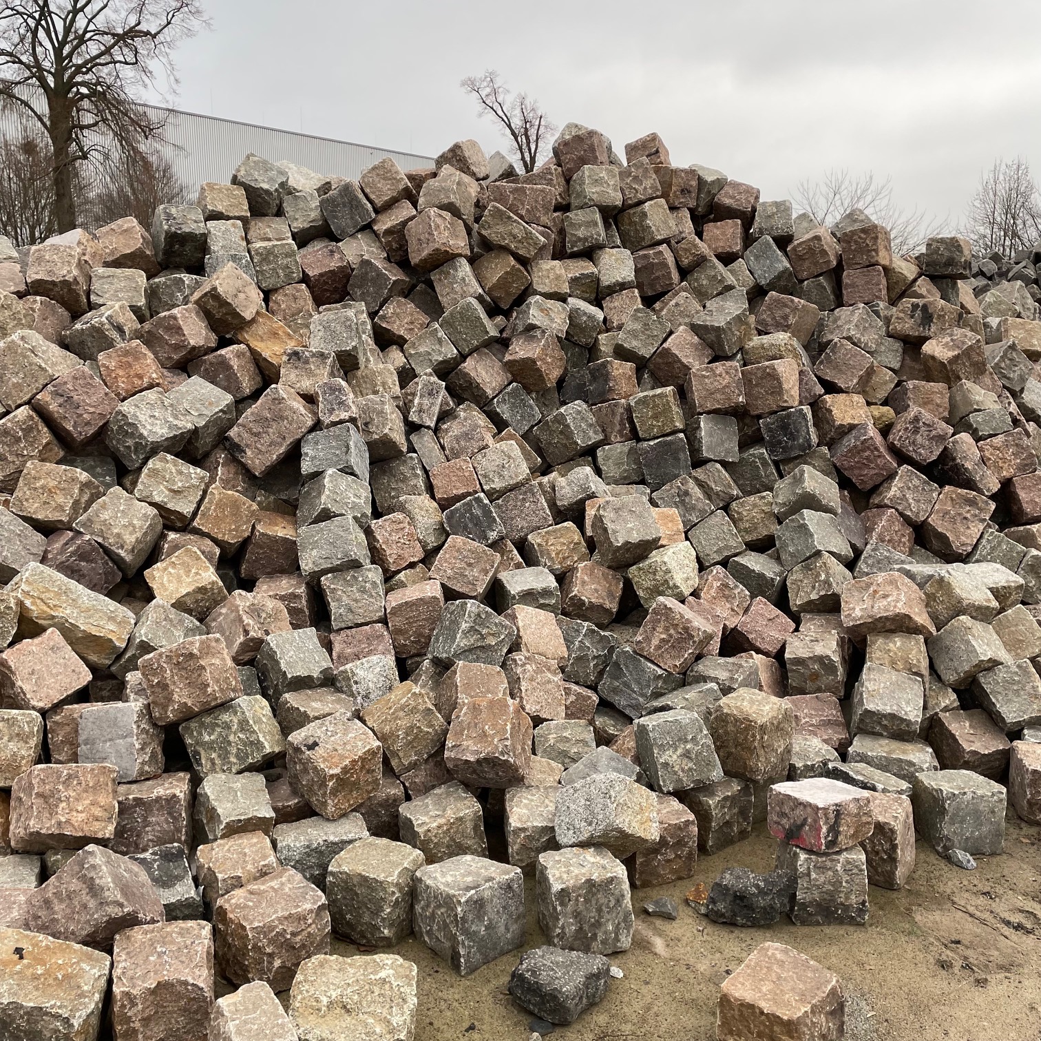 Gebrauchtes Granit Großpflaster 15-25 cm Reihenpflaster rot-bunt Gebrauchtes Granit Großpflaster 15-25 cm Reihenpflaster rot-bunt