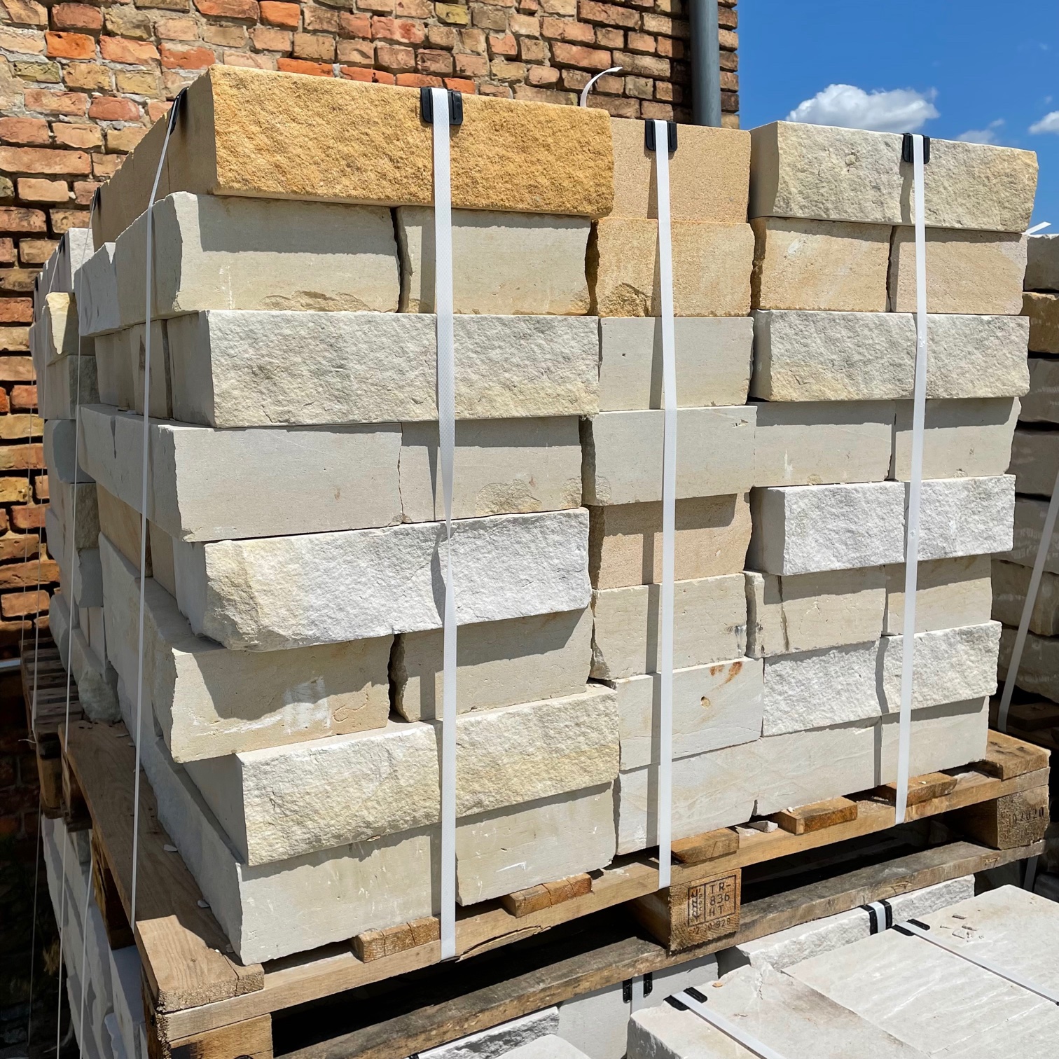 Sand Mauerstein 10x20x40 cm gesägt gelblich-grau Sand Mauerstein 10x20x40 cm gesägt gelblich-grau