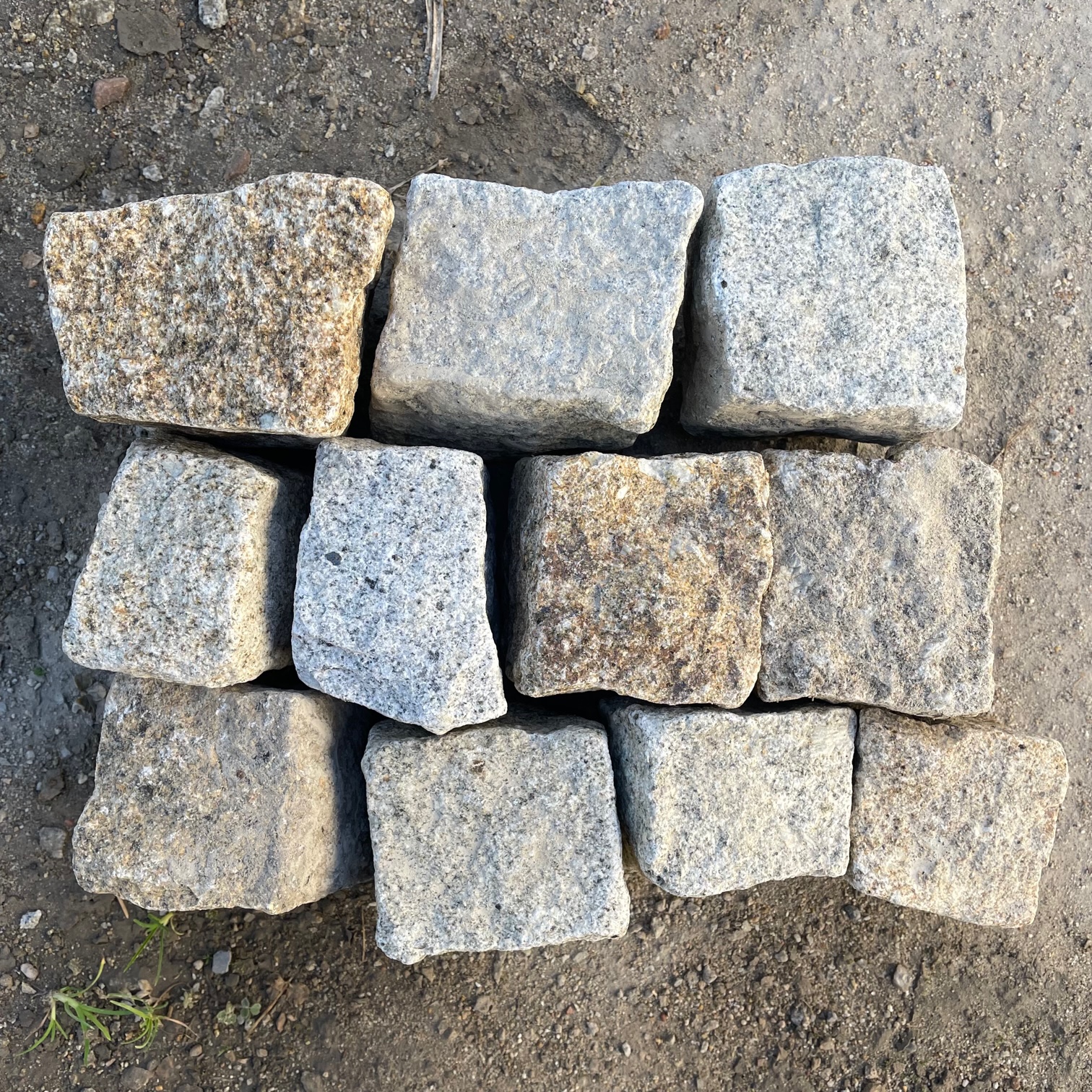 Neues Granit Mosaikpflaster 4-6 cm gelb-grau Neues Granit Mosaikpflaster 4-6 cm gelb-grau