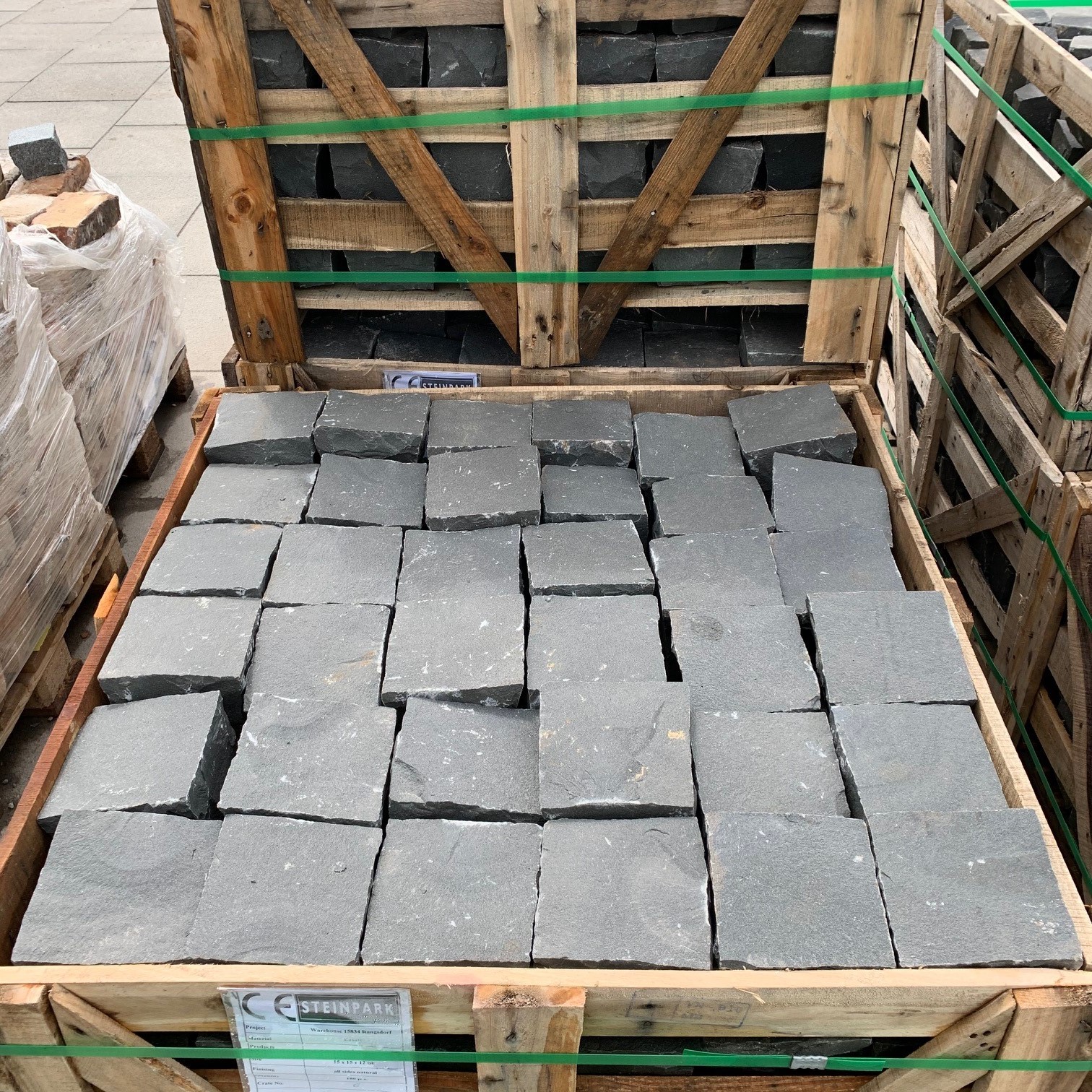 Basalt Großpflaster 15x15x8 cm anthrazit Basalt Großpflaster 15x15x8 cm anthrazit