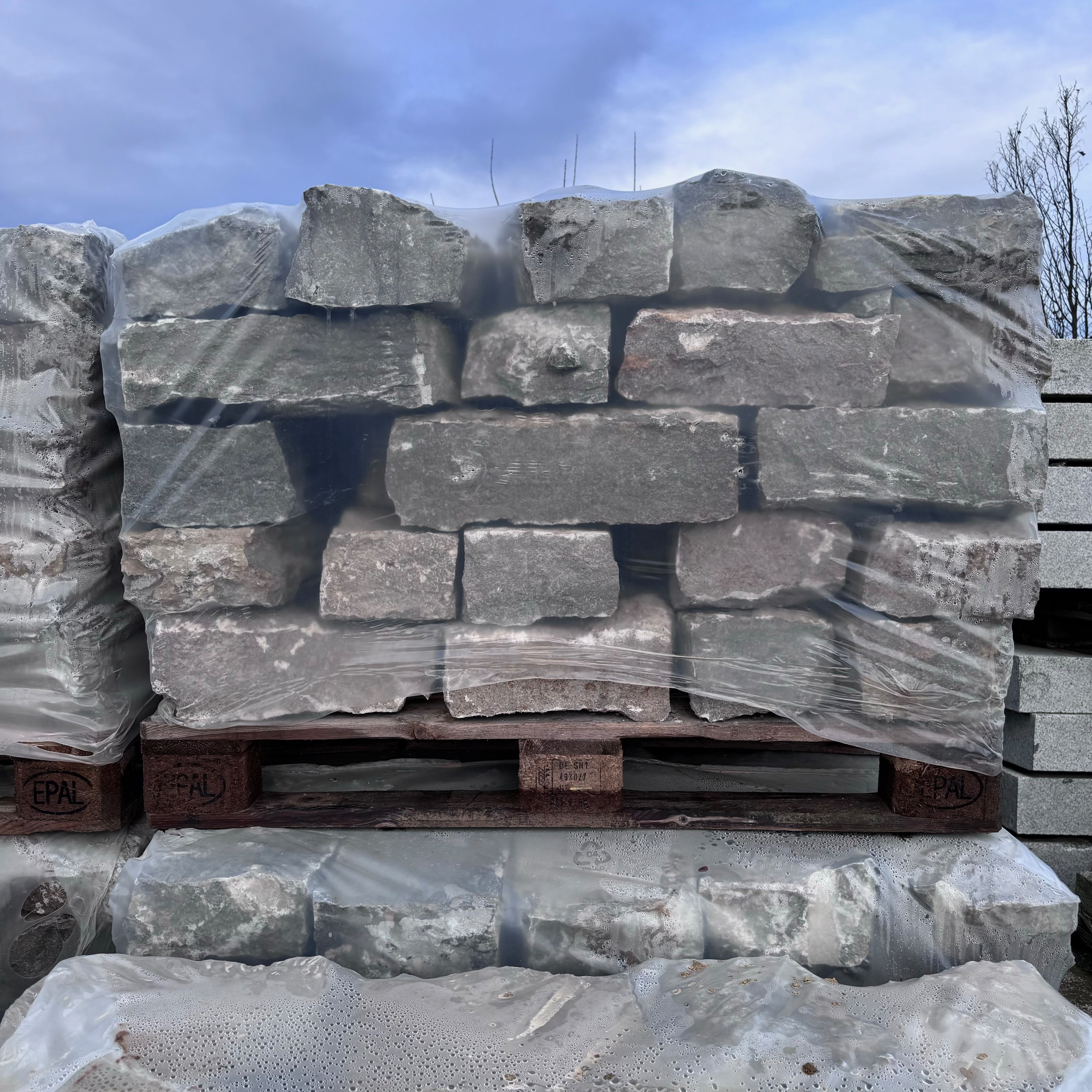 Muschelkalk Mauerwerk 8-14x15-25x15-50 cm grau-braun-bunt palettiert