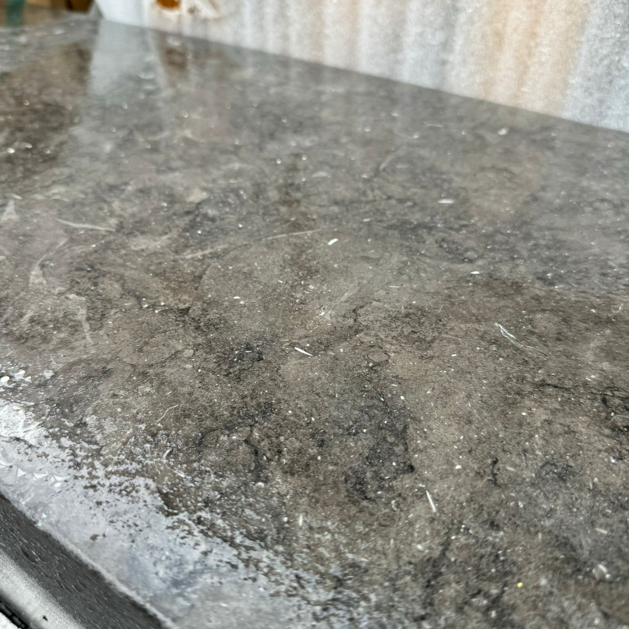 Kalkstein Blockstufe 15x35x100 cm anthrazit angeraut Detail 2