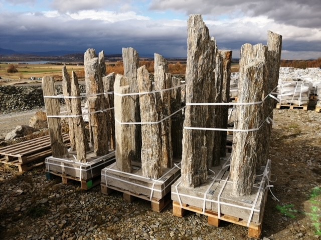 Gneis Monolith mit Betonfuß 70-90 cm