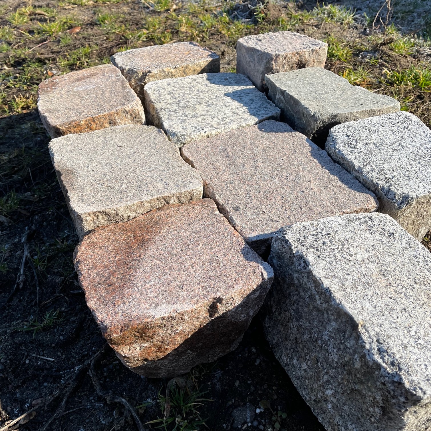 Edel Granit Pflasterplatte 12-13 cm rot-bunt Detail 2