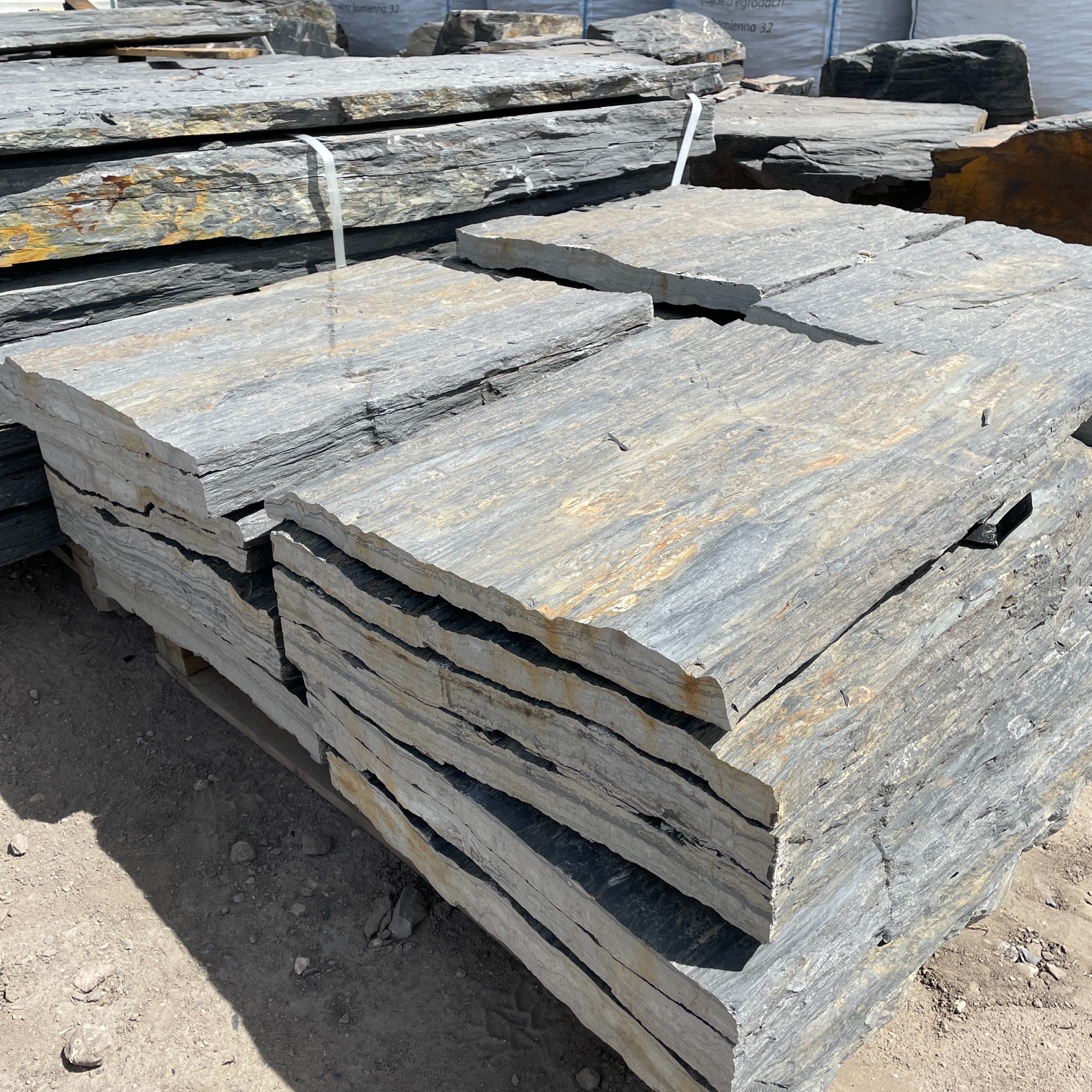 Schiefer Sichtschutzstele 4-10x40-50x150 cm spaltrau Detail 1