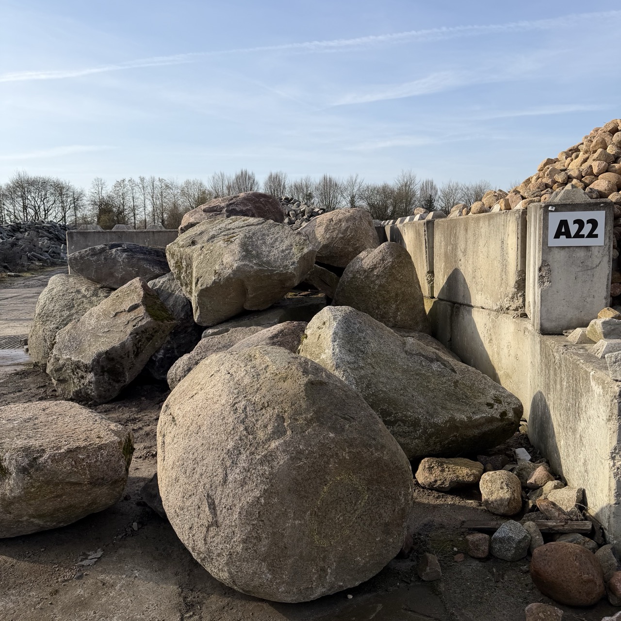 Granit Eiszeitfindling >100 cm natürlich gerundet Granit Eiszeitfindling >100 cm natürlich gerundet