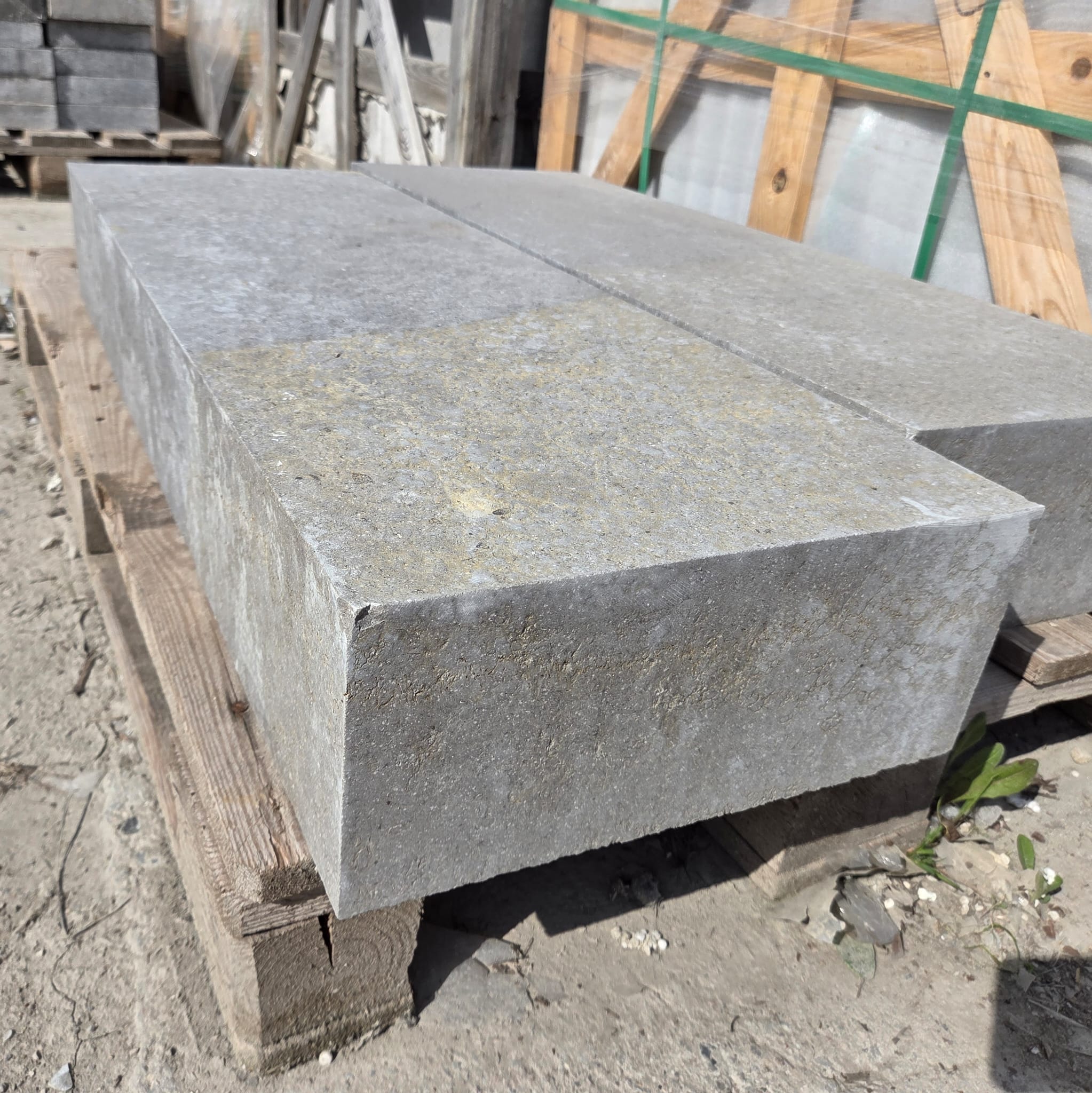 Kalkstein Blockstufe Alexandria 15x35x100 cm bräunlich-grau Kalkstein Blockstufe Alexandria 15x35x100 cm bräunlich-grau