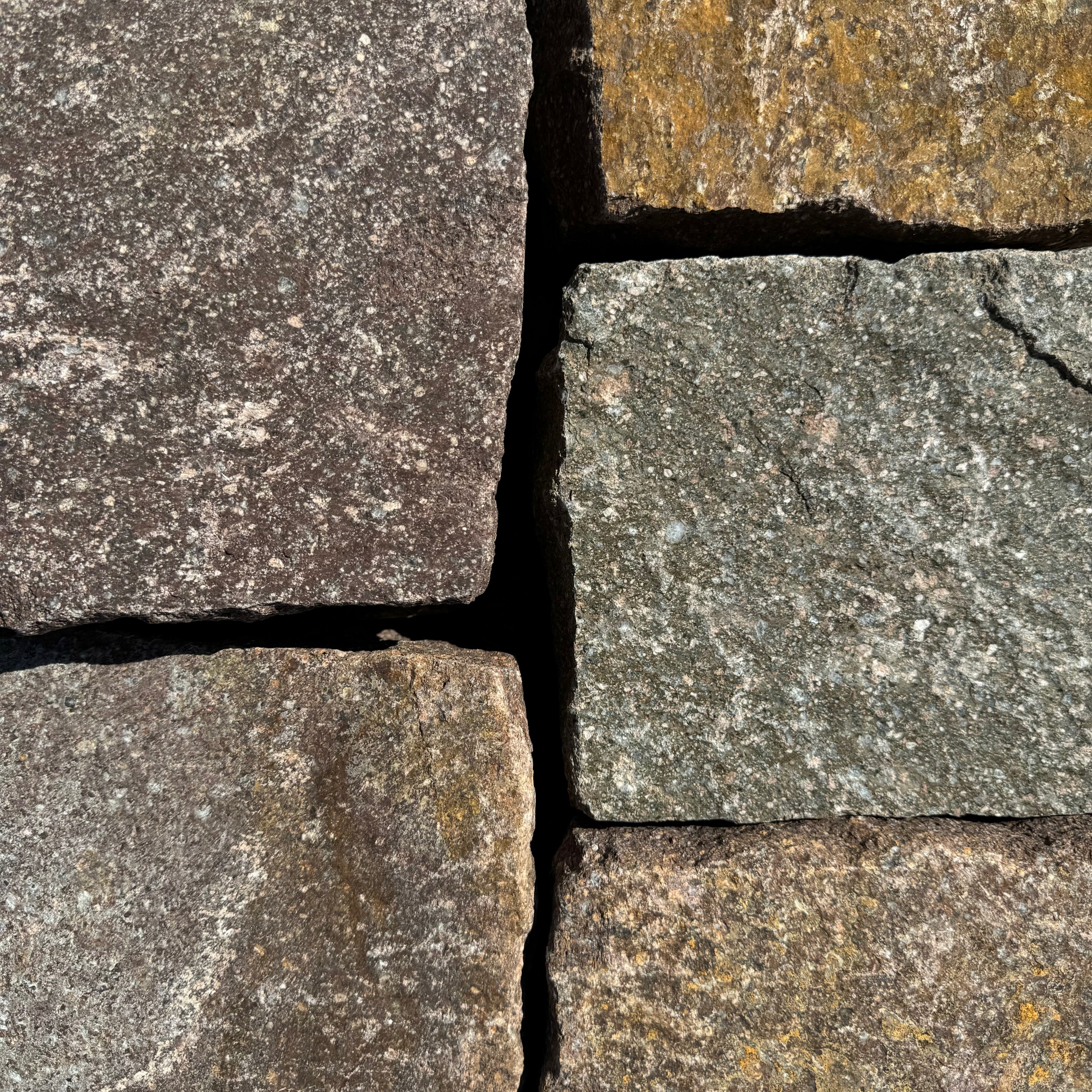 Porphyr Großpflaster Trient ca. 15-18 cm grau-rot-bunt Detail 1