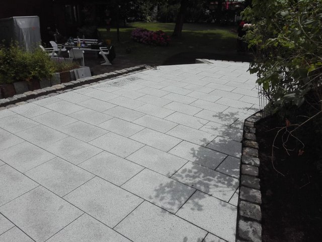 Granit Terrassenplatte 40x60x3 cm hellgrau Detail 1