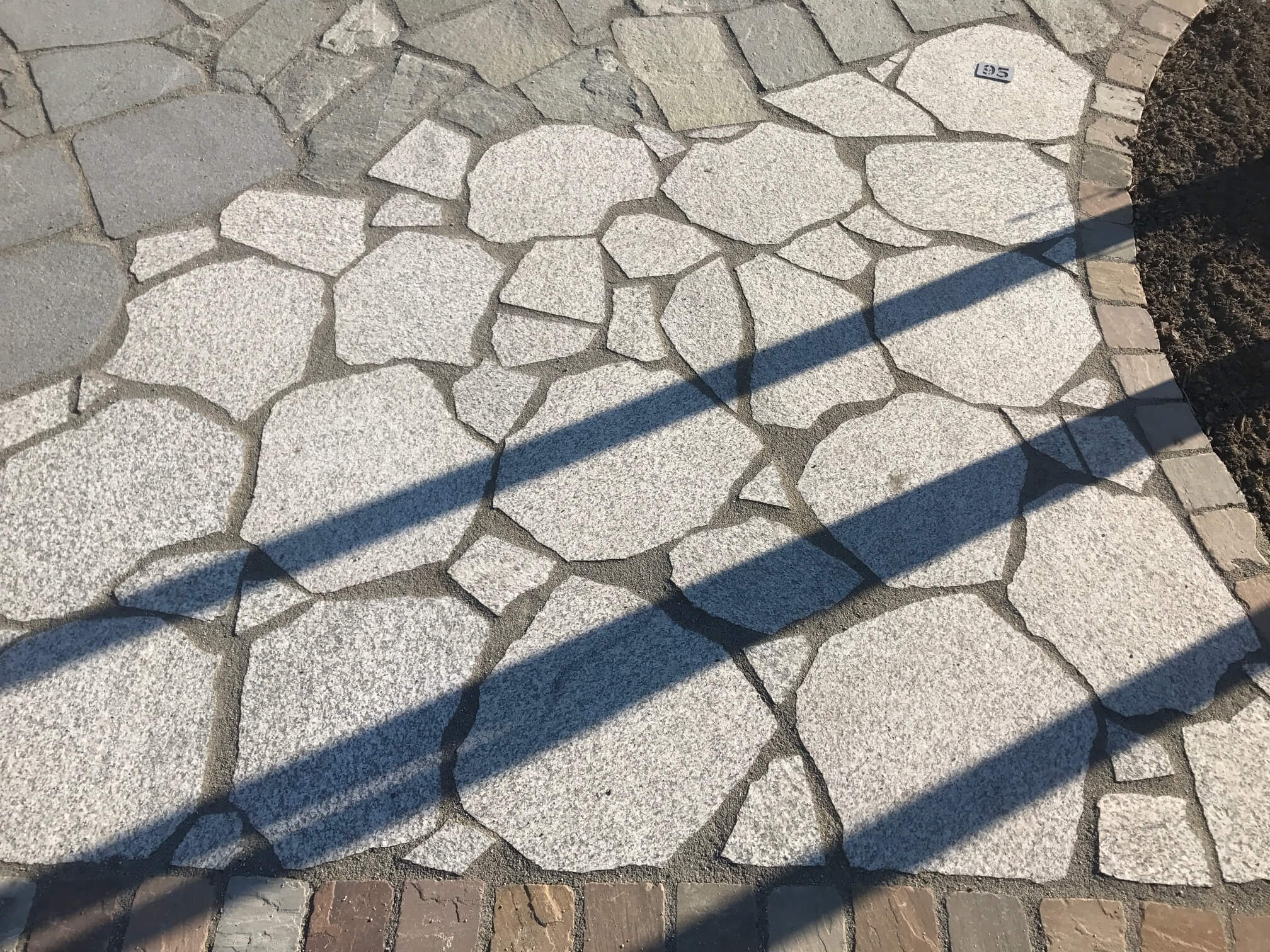 Granit Polygonalplatte hellgrau unregelmäßig gebrochen Granit Polygonalplatte hellgrau unregelmäßig gebrochen