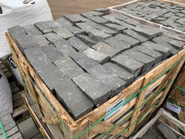 Basalt Kleinpflaster 20x10x8 cm gespalten anthrazit Detail 1