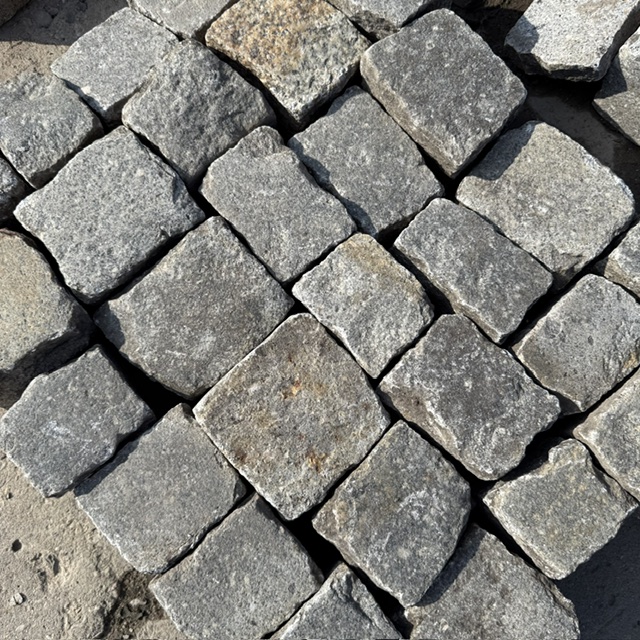 Gebrauchtes Granit Kleinpflaster 8-11 cm überwiegend grau Gebrauchtes Granit Kleinpflaster 8-11 cm überwiegend grau