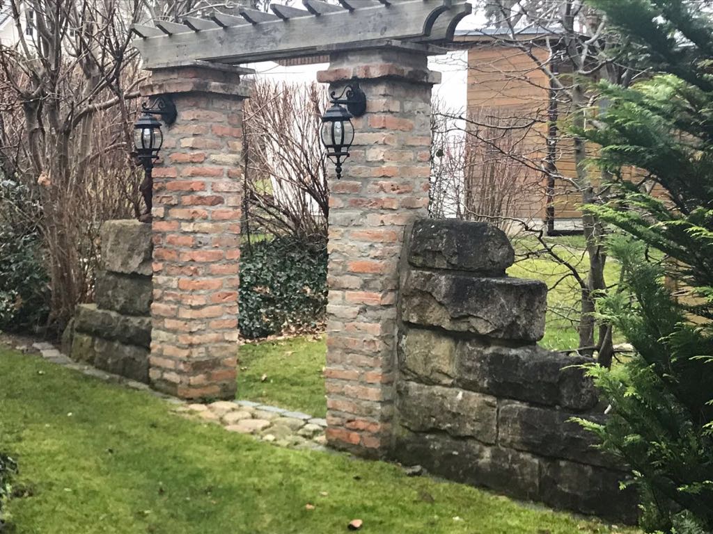 Gebrauchte Ziegelsteine im Reichsformat bunt Detail 1