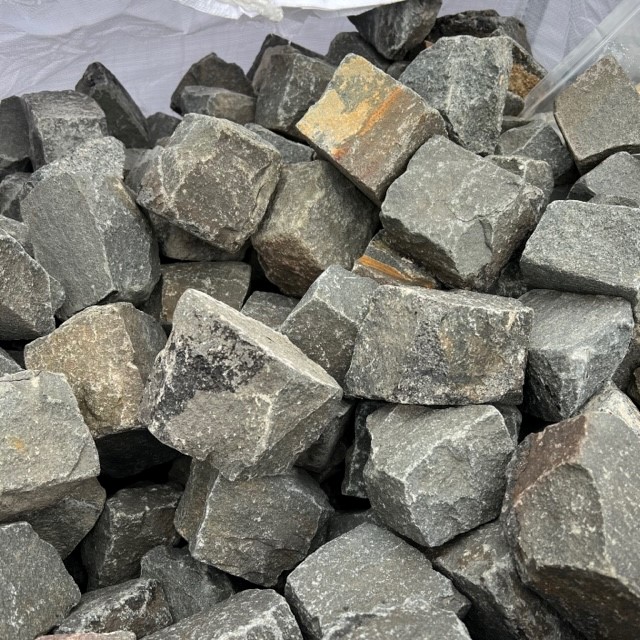 Gebrauchtes Porphyr Kleinpflaster 1-seitig gesägt/geflammt, anthrazit-grün-bunt Gebrauchtes Porphyr Kleinpflaster 1-seitig gesägt/geflammt, anthrazit-grün-bunt