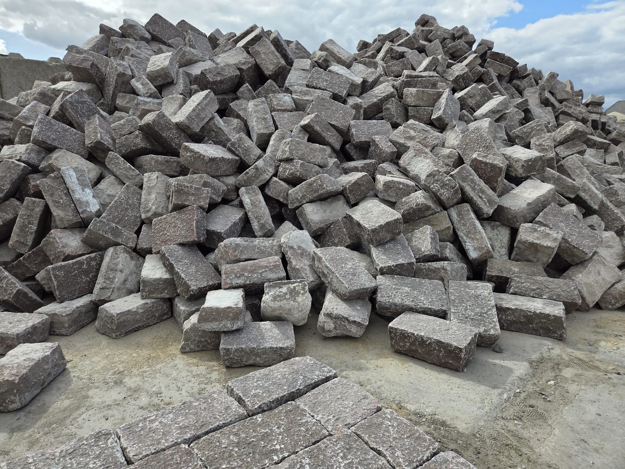Gebrauchtes Granit Großpflaster 25x15x8-10 cm Reihenpflaster rötlich Gebrauchtes Granit Großpflaster 25x15x8-10 cm Reihenpflaster rötlich