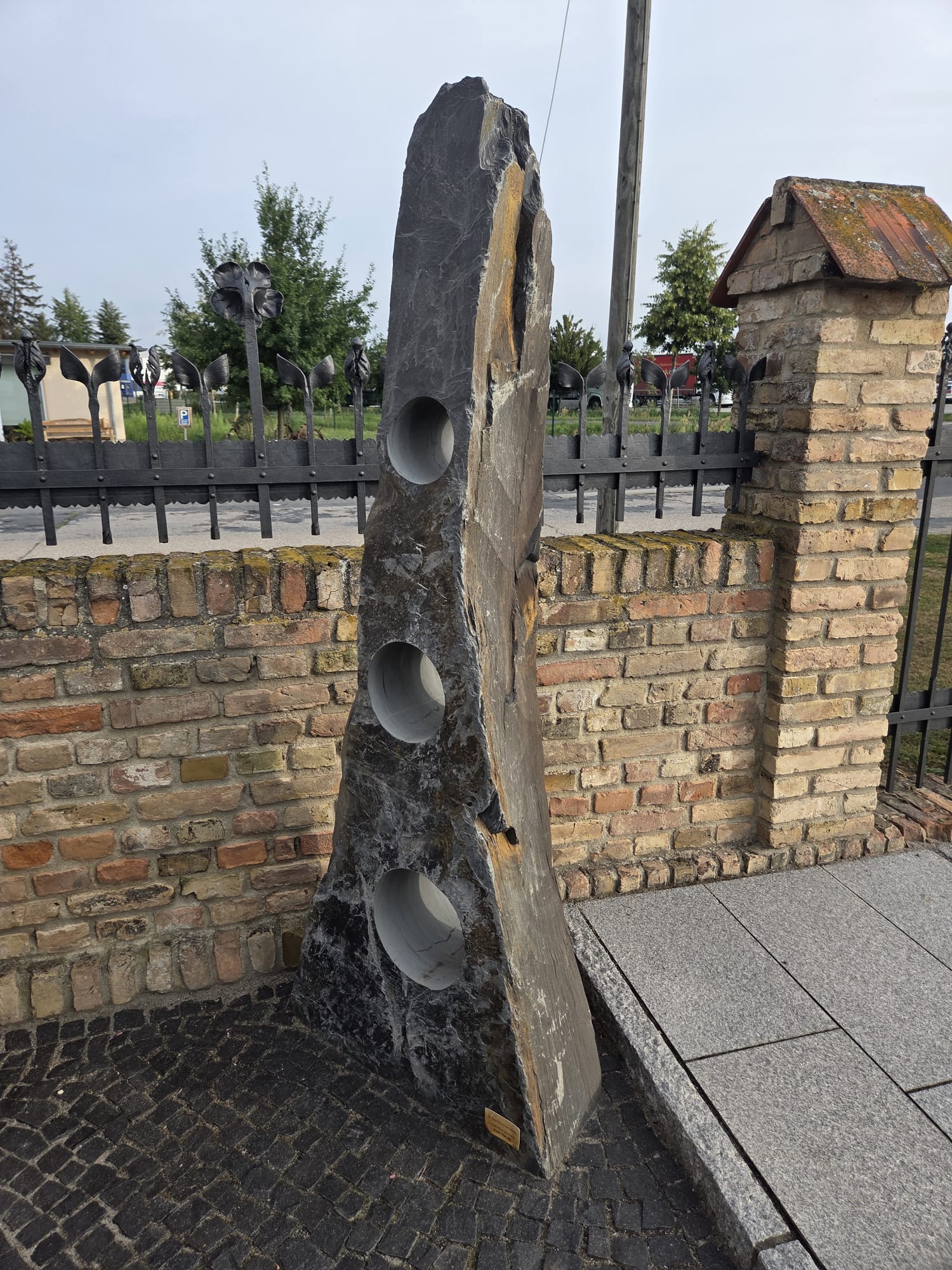 Zierfindling Monolith Schiefer Torre Nero Einzelstücke zwischen 150 und 550 kg Zierfindling Monolith Schiefer Torre Nero Einzelstücke zwischen 150 und 550 kg