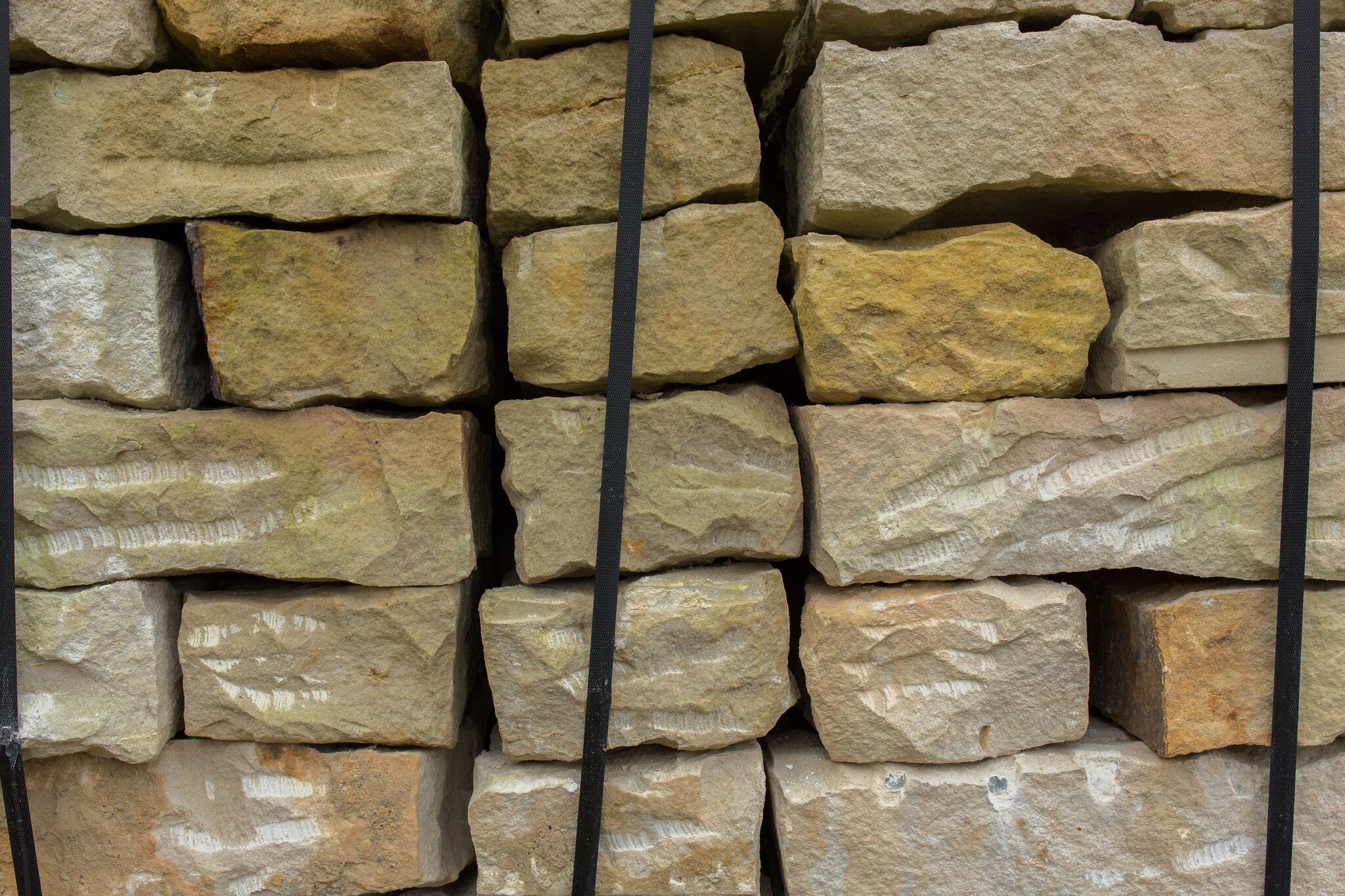 Sand Mauerstein 10x20x40 cm gelblich-grau Detail 3