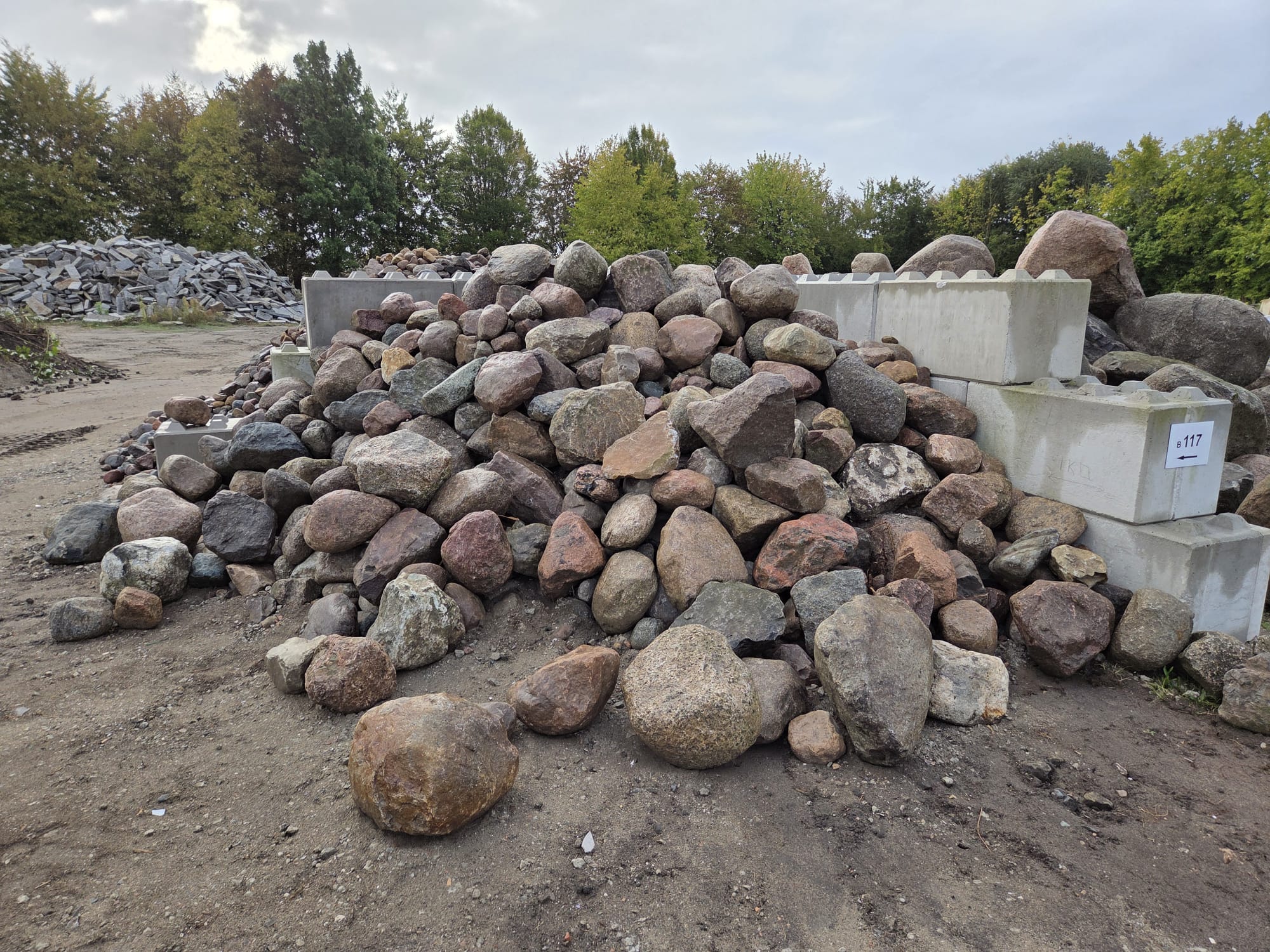 Granit Eiszeitfindling 40-80 cm meist natürlich gerundet Granit Eiszeitfindling 40-80 cm meist natürlich gerundet