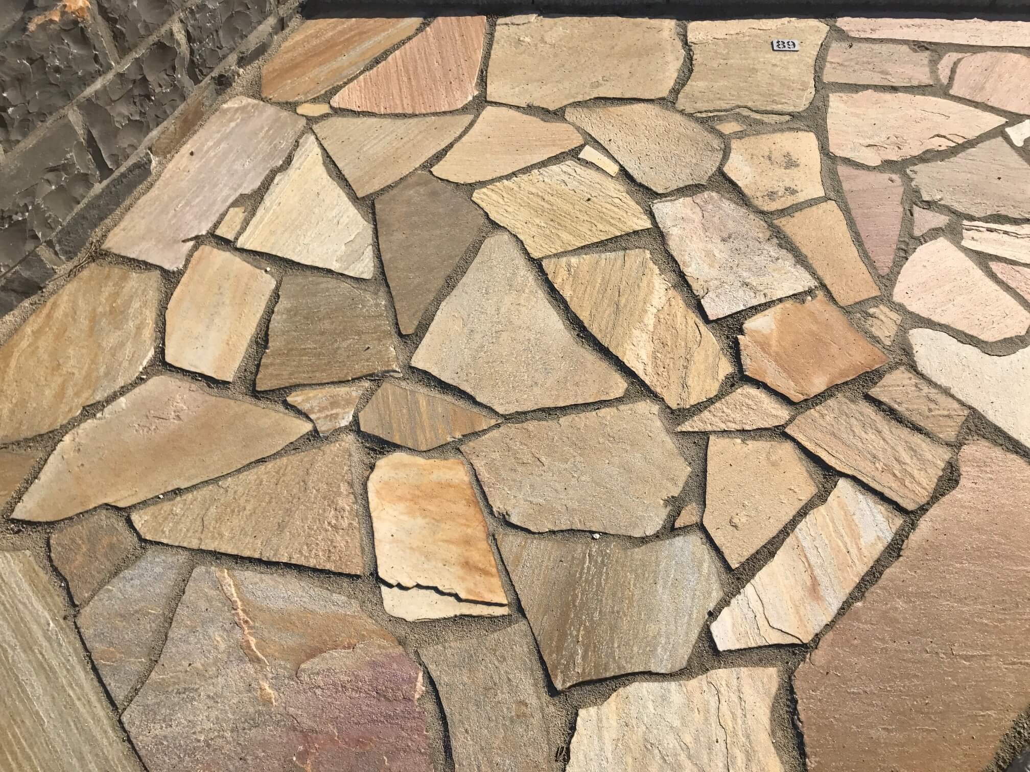 Quarzit Polygonalplatte gelblich unregelmäßig gebrochen Detail 4