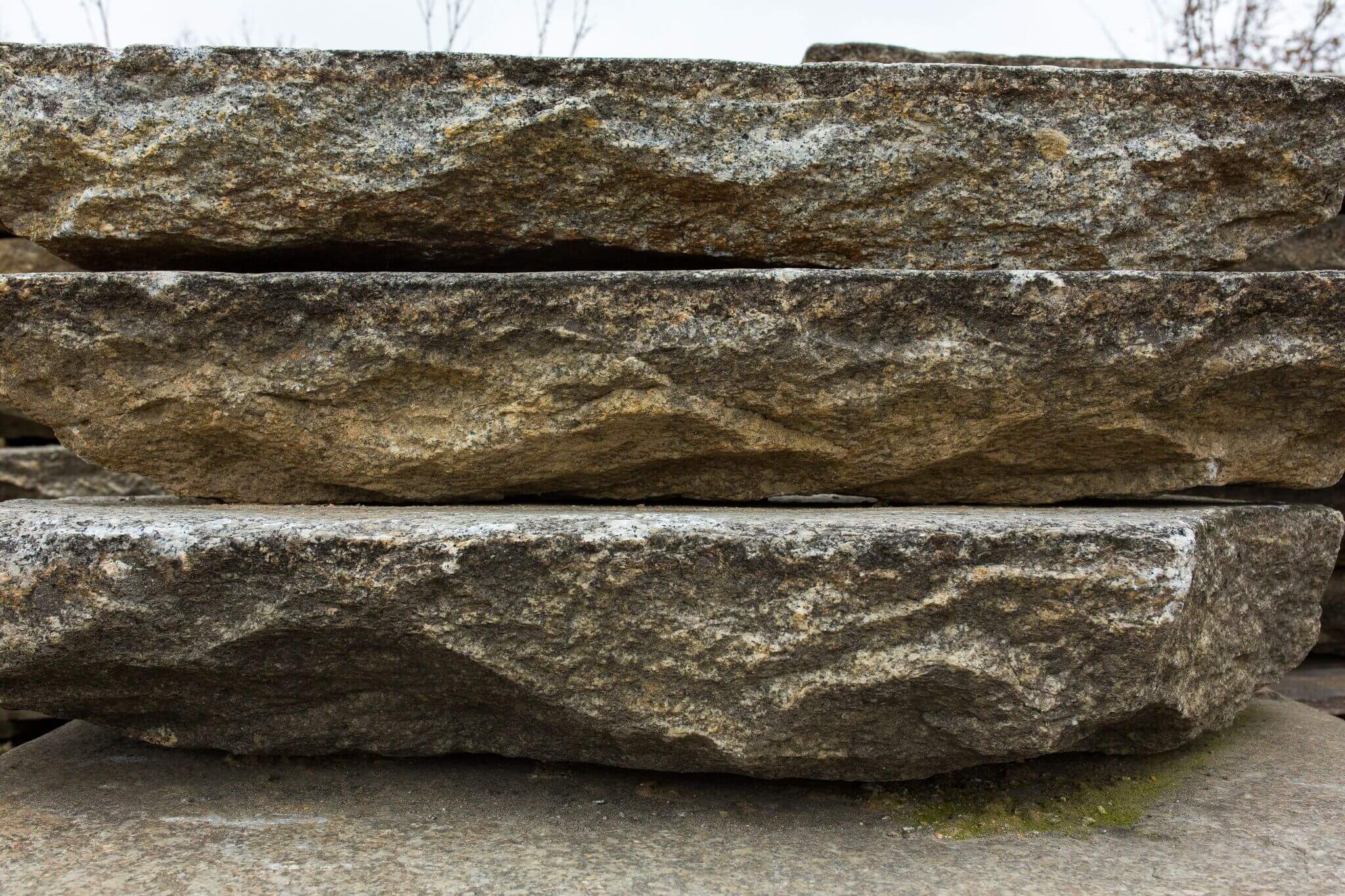 Charlottenburger Granit Krustenplatte gebraucht Detail 1