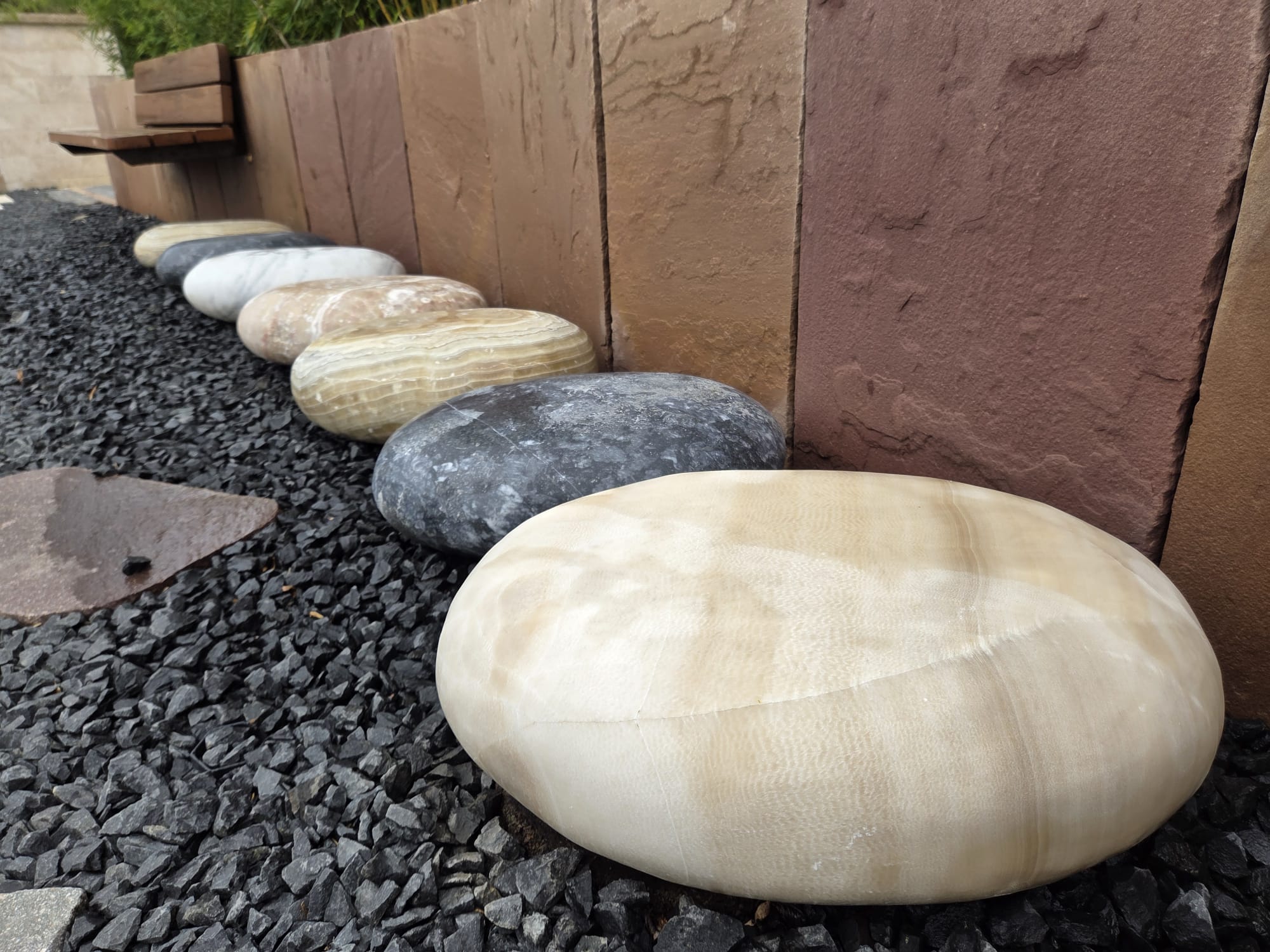 Zierfindling Flatstone bunt Einzelstücke zwischen 60 und 80 kg Zierfindling Flatstone bunt Einzelstücke zwischen 60 und 80 kg