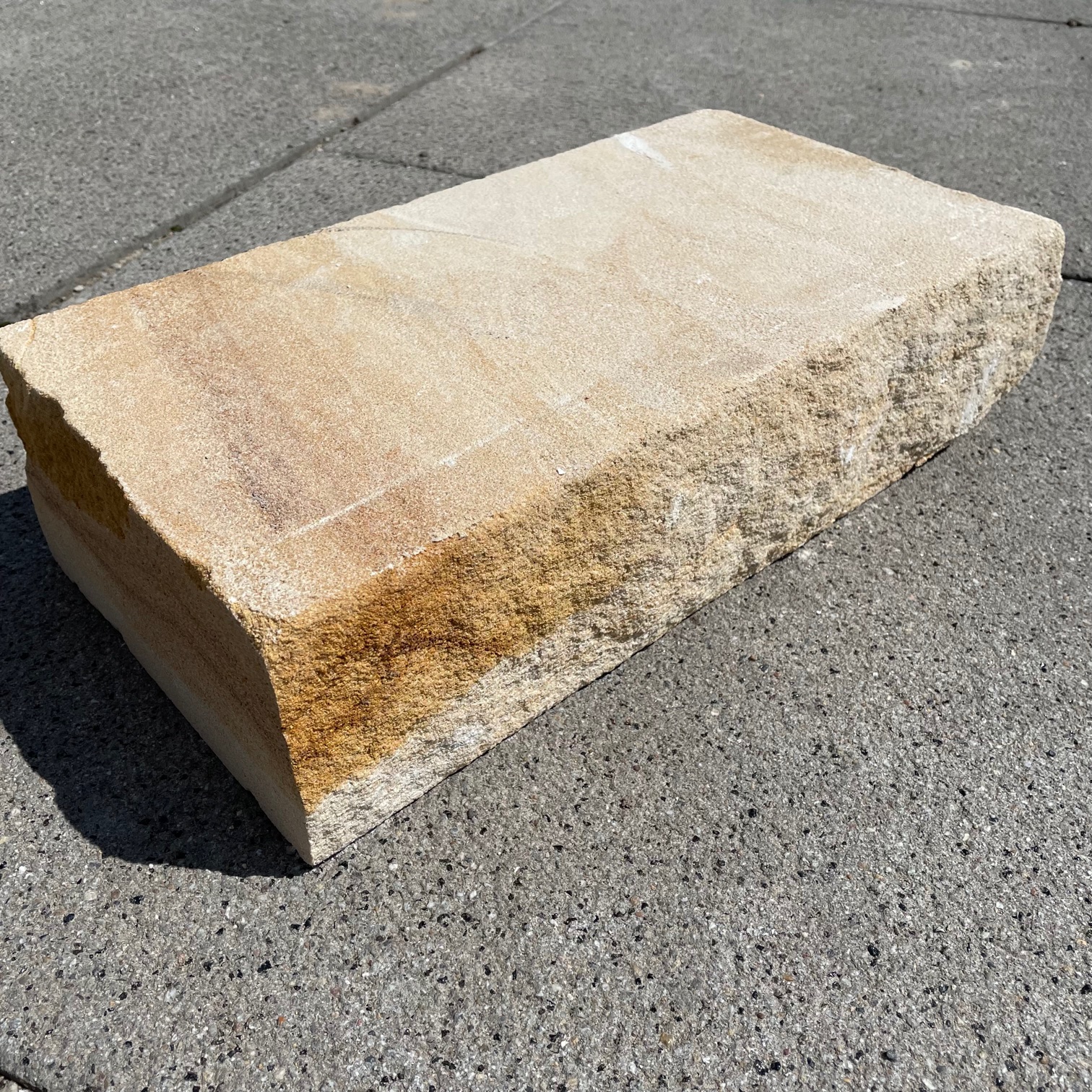 Sand Mauerstein 10x20x40 cm gesägt gelblich-grau Detail 1