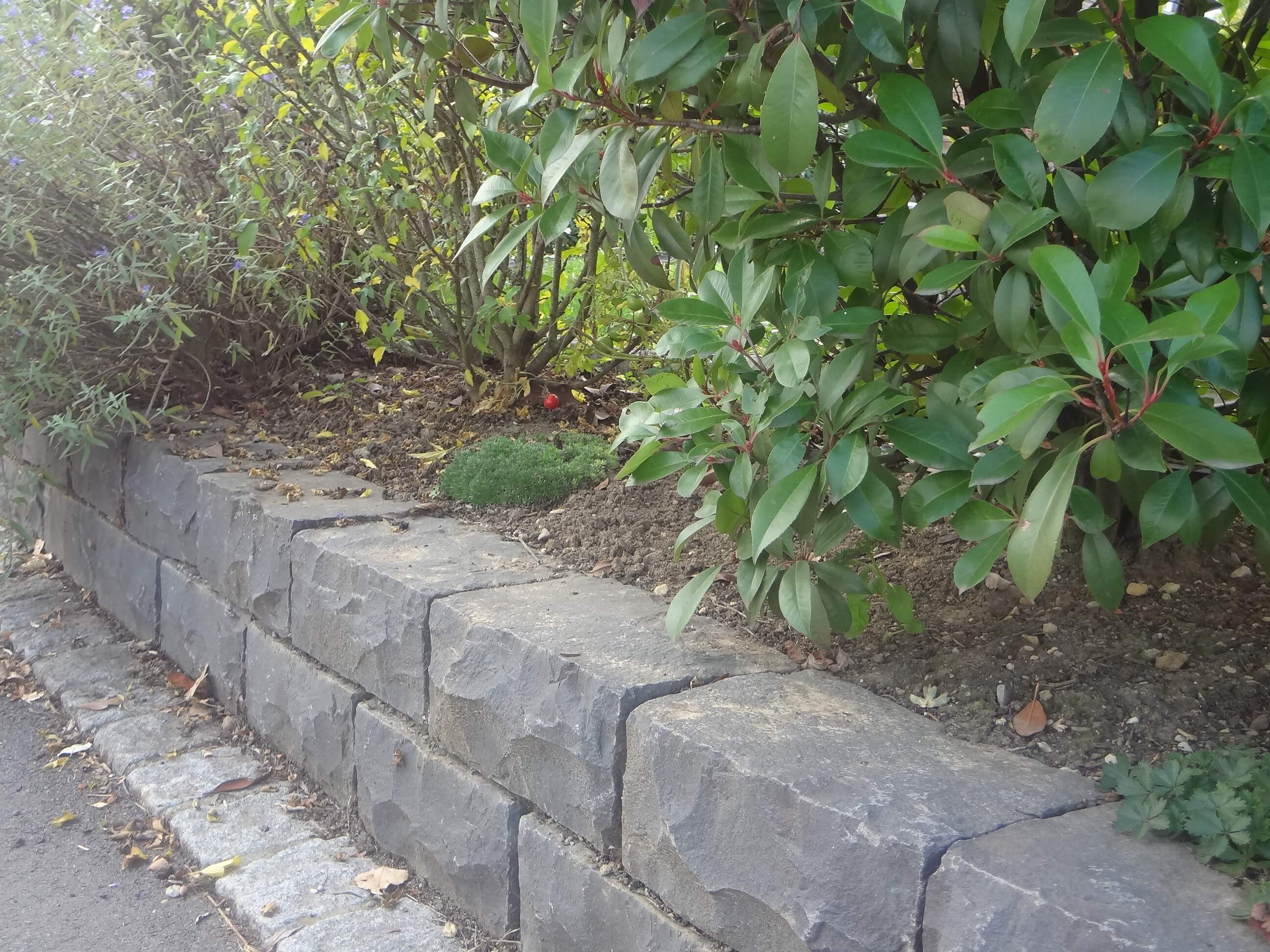 Basalt Mauerstein 20x20x40 cm schwarz Detail 3