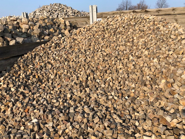 Gebrauchtes Kalkstein Mosaikpflaster 3-5 cm unregelmäßig grau-bunt Detail 3