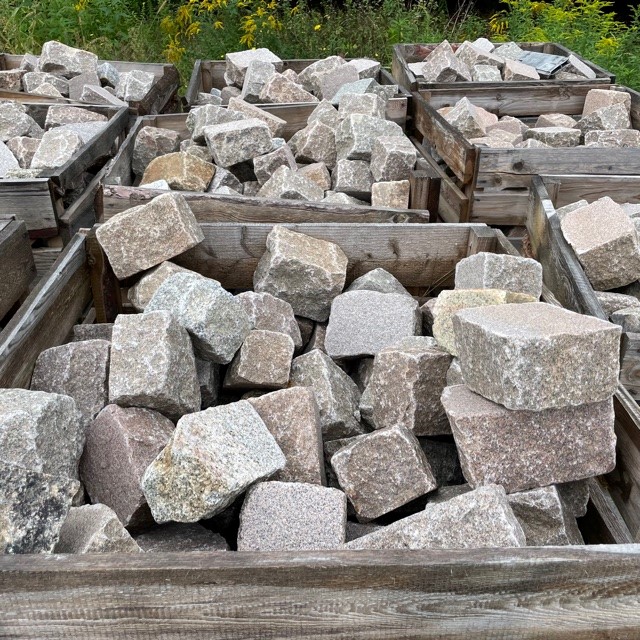 Edel Granit Pflasterplatte 12-13 cm rot-bunt Detail 3