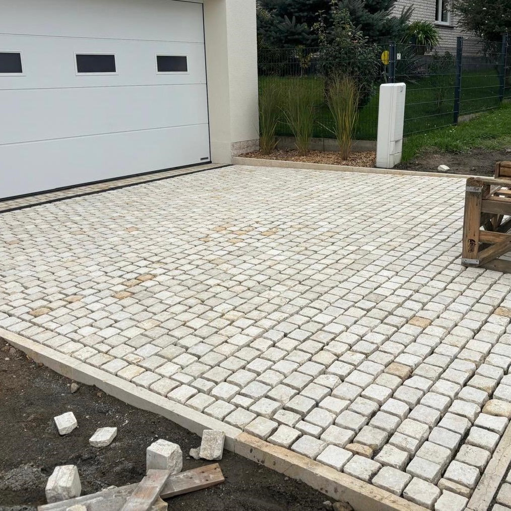 Kalkstein Kleinsteinpflaster Catrina 10x10x8 cm gelblich-cremebeige Detail 3