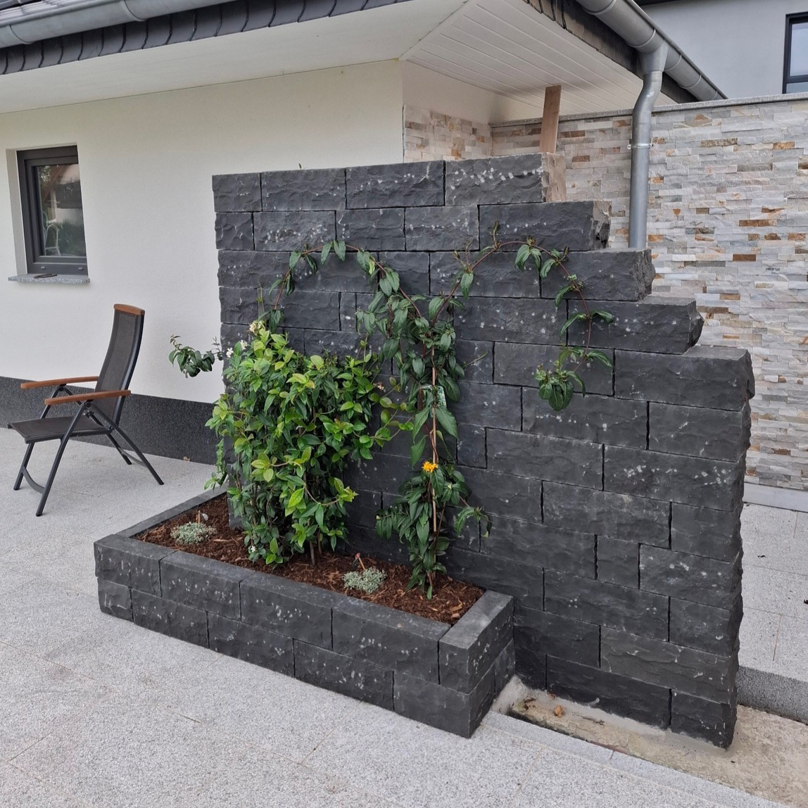 Basalt Klostermauerstein Mekong Black 15x20x40 cm schwarz