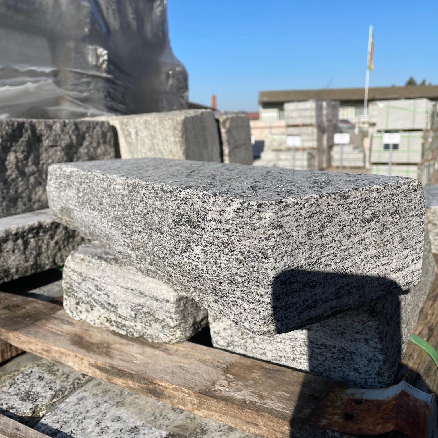 Gneis Klostermauerstein Himalaya 15x15x25-50cm, silbergrau-liniert RESTPOSTEN Gneis Klostermauerstein Himalaya 15x15x25-50cm, silbergrau-liniert RESTPOSTEN